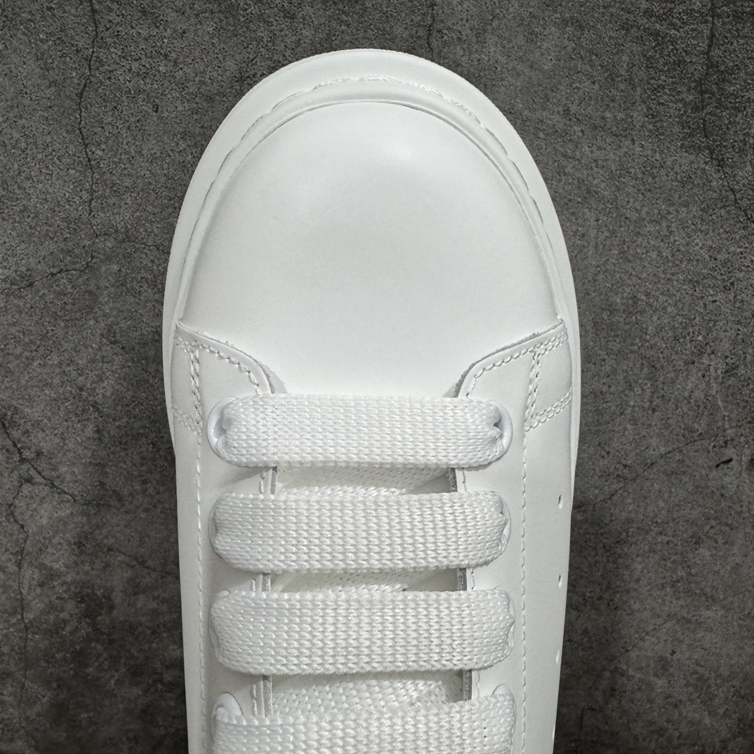 图片[5]-【顶级特价版】长期补货，亚历山大 Alexander McQueen 麦昆小白鞋， 现12个配色，以下六色先出，其余六色马上到货 全套专柜包装物及配件(附送快递加固牛皮纸盒) 外盒标嵌入核心防伪芯片装置,秒杀市面文案版本 鞋底支持NFC原码独立扫描 采用丝绸硬质头层小牛皮鞋面材质 内外超软小羊皮贴脚透气及超软PU脚感乳胶物料鞋 外置原抽真空高密度增高底 白色光滑牛皮革系带运动鞋，圆头设计，鞋跟点缀黑色绒面革细节。搭配宽扁鞋带，鞋舌和后帮饰有 Alexander McQueen 品牌标志。阔型橡胶鞋底。运动鞋另配一副白色鞋带材料 100% 小牛皮 所有细节与原版一致 尺码：35 36 37 38 39 40 41 42 43 44 45-选品中心