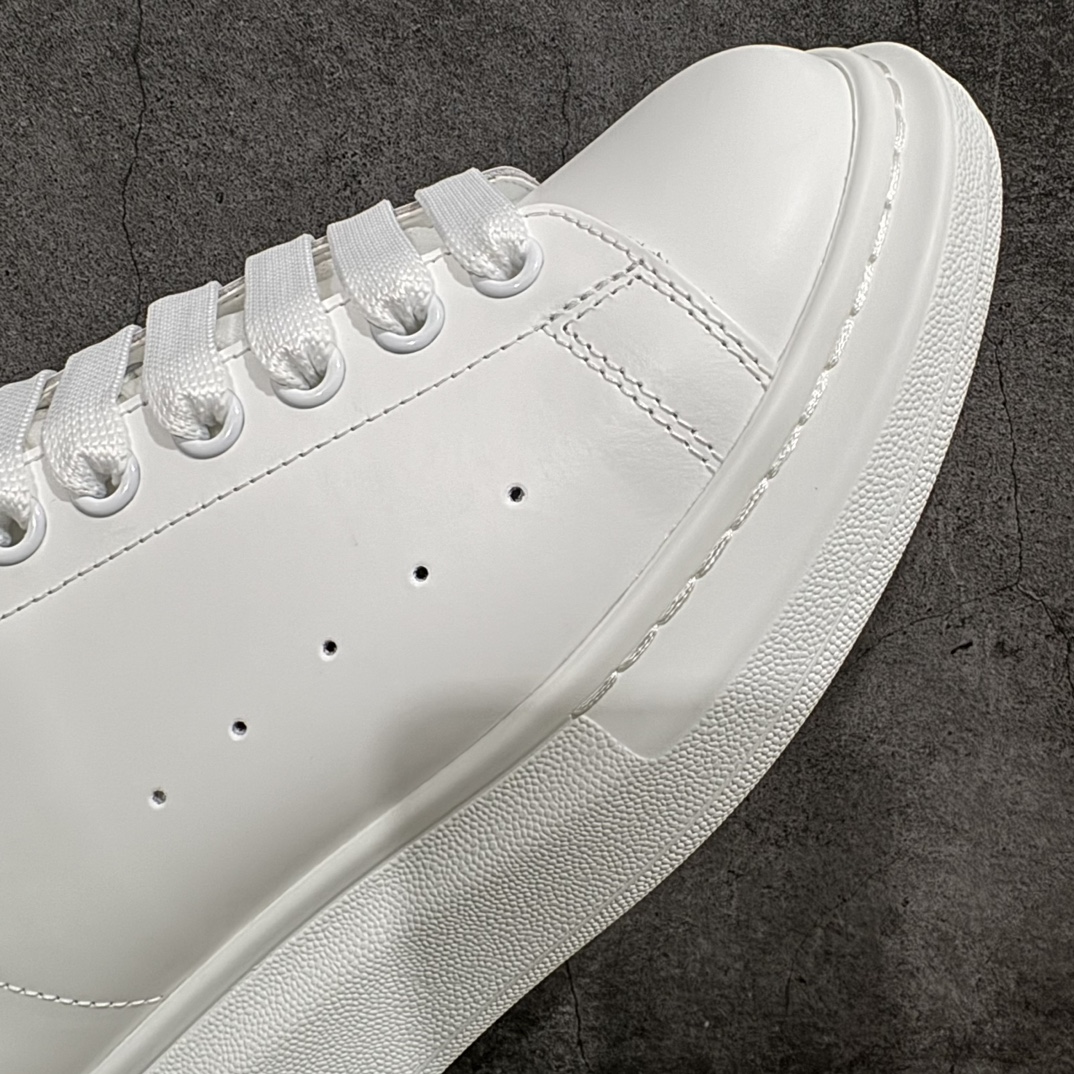 图片[6]-【顶级特价版】长期补货，亚历山大 Alexander McQueen 麦昆小白鞋， 现12个配色，以下六色先出，其余六色马上到货 全套专柜包装物及配件(附送快递加固牛皮纸盒) 外盒标嵌入核心防伪芯片装置,秒杀市面文案版本 鞋底支持NFC原码独立扫描 采用丝绸硬质头层小牛皮鞋面材质 内外超软小羊皮贴脚透气及超软PU脚感乳胶物料鞋 外置原抽真空高密度增高底 白色光滑牛皮革系带运动鞋，圆头设计，鞋跟点缀黑色绒面革细节。搭配宽扁鞋带，鞋舌和后帮饰有 Alexander McQueen 品牌标志。阔型橡胶鞋底。运动鞋另配一副白色鞋带材料 100% 小牛皮 所有细节与原版一致 尺码：35 36 37 38 39 40 41 42 43 44 45-选品中心