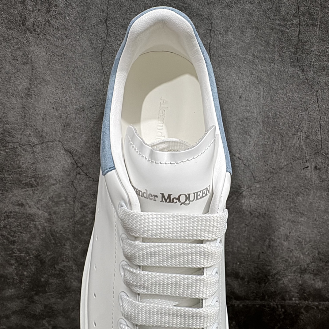 图片[8]-【顶级特价版】长期补货，亚历山大 Alexander McQueen 麦昆小白鞋， 现12个配色，以下六色先出，其余六色马上到货 全套专柜包装物及配件(附送快递加固牛皮纸盒) 外盒标嵌入核心防伪芯片装置,秒杀市面文案版本 鞋底支持NFC原码独立扫描 采用丝绸硬质头层小牛皮鞋面材质 内外超软小羊皮贴脚透气及超软PU脚感乳胶物料鞋 外置原抽真空高密度增高底 白色光滑牛皮革系带运动鞋，圆头设计，鞋跟点缀黑色绒面革细节。搭配宽扁鞋带，鞋舌和后帮饰有 Alexander McQueen 品牌标志。阔型橡胶鞋底。运动鞋另配一副白色鞋带材料 100% 小牛皮 所有细节与原版一致 尺码：35 36 37 38 39 40 41 42 43 44 45-选品中心