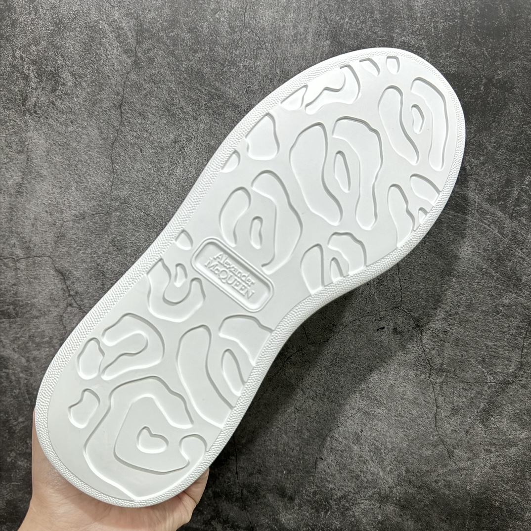 图片[9]-【顶级特价版】长期补货，亚历山大 Alexander McQueen 麦昆小白鞋， 现12个配色，以下六色先出，其余六色马上到货 全套专柜包装物及配件(附送快递加固牛皮纸盒) 外盒标嵌入核心防伪芯片装置,秒杀市面文案版本 鞋底支持NFC原码独立扫描 采用丝绸硬质头层小牛皮鞋面材质 内外超软小羊皮贴脚透气及超软PU脚感乳胶物料鞋 外置原抽真空高密度增高底 白色光滑牛皮革系带运动鞋，圆头设计，鞋跟点缀黑色绒面革细节。搭配宽扁鞋带，鞋舌和后帮饰有 Alexander McQueen 品牌标志。阔型橡胶鞋底。运动鞋另配一副白色鞋带材料 100% 小牛皮 所有细节与原版一致 尺码：35 36 37 38 39 40 41 42 43 44 45-选品中心