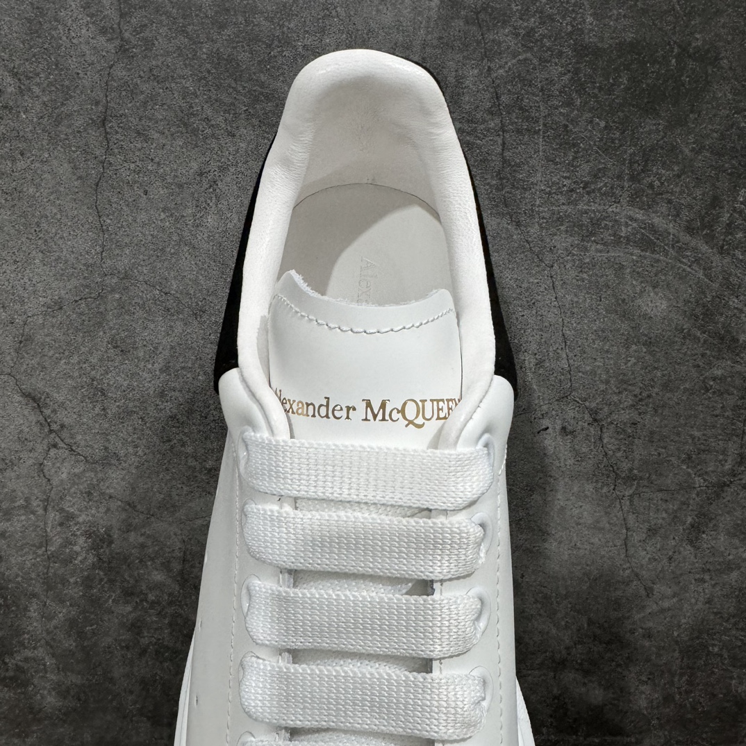 图片[8]-【顶级特价版】长期补货，亚历山大 Alexander McQueen 麦昆小白鞋， 现12个配色，以下六色先出，其余六色马上到货 全套专柜包装物及配件(附送快递加固牛皮纸盒) 外盒标嵌入核心防伪芯片装置,秒杀市面文案版本 鞋底支持NFC原码独立扫描 采用丝绸硬质头层小牛皮鞋面材质 内外超软小羊皮贴脚透气及超软PU脚感乳胶物料鞋 外置原抽真空高密度增高底 白色光滑牛皮革系带运动鞋，圆头设计，鞋跟点缀黑色绒面革细节。搭配宽扁鞋带，鞋舌和后帮饰有 Alexander McQueen 品牌标志。阔型橡胶鞋底。运动鞋另配一副白色鞋带材料 100% 小牛皮 所有细节与原版一致 尺码：35 36 37 38 39 40 41 42 43 44 45-选品中心