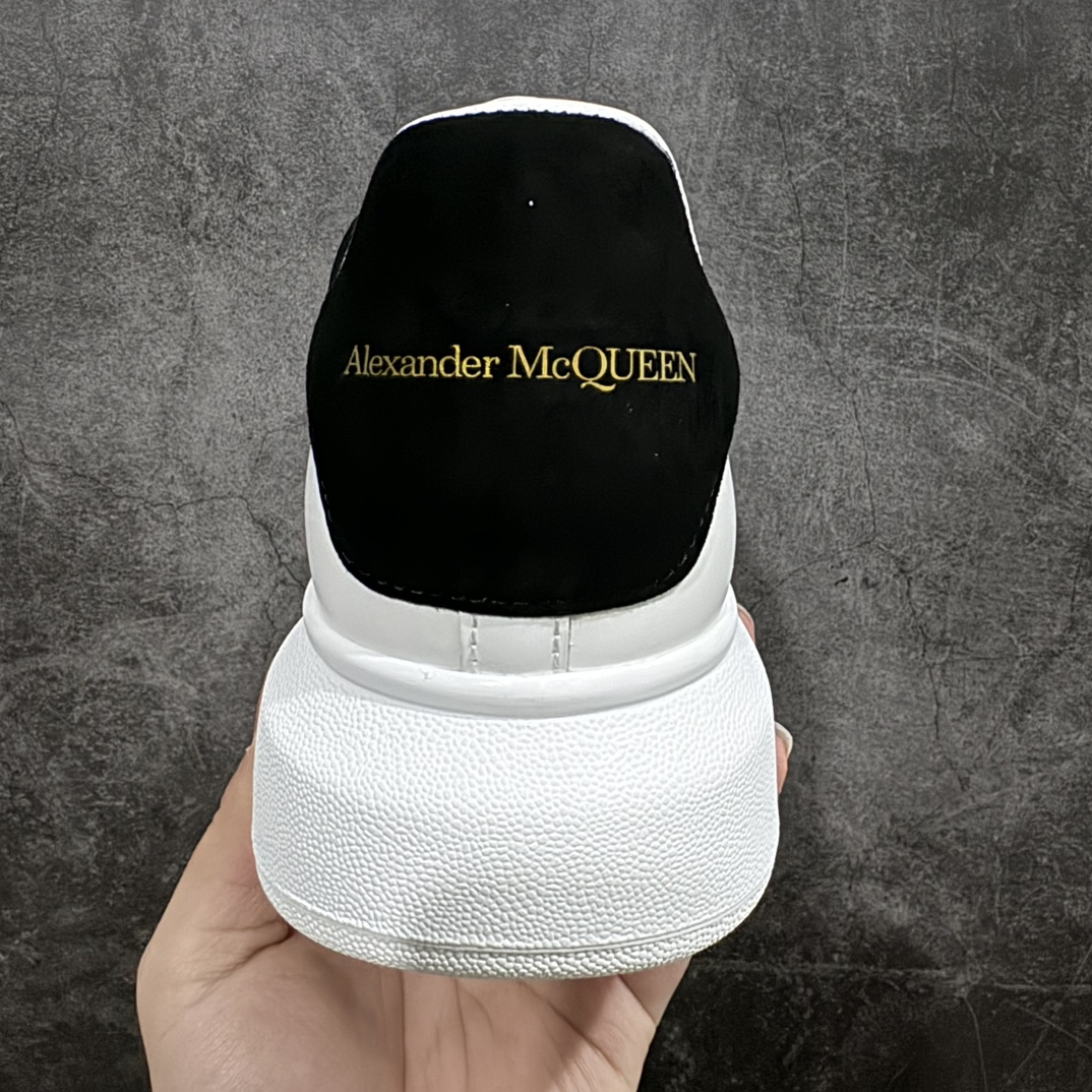 图片[4]-【顶级特价版】长期补货，亚历山大 Alexander McQueen 麦昆小白鞋， 现12个配色，以下六色先出，其余六色马上到货 全套专柜包装物及配件(附送快递加固牛皮纸盒) 外盒标嵌入核心防伪芯片装置,秒杀市面文案版本 鞋底支持NFC原码独立扫描 采用丝绸硬质头层小牛皮鞋面材质 内外超软小羊皮贴脚透气及超软PU脚感乳胶物料鞋 外置原抽真空高密度增高底 白色光滑牛皮革系带运动鞋，圆头设计，鞋跟点缀黑色绒面革细节。搭配宽扁鞋带，鞋舌和后帮饰有 Alexander McQueen 品牌标志。阔型橡胶鞋底。运动鞋另配一副白色鞋带材料 100% 小牛皮 所有细节与原版一致 尺码：35 36 37 38 39 40 41 42 43 44 45-选品中心