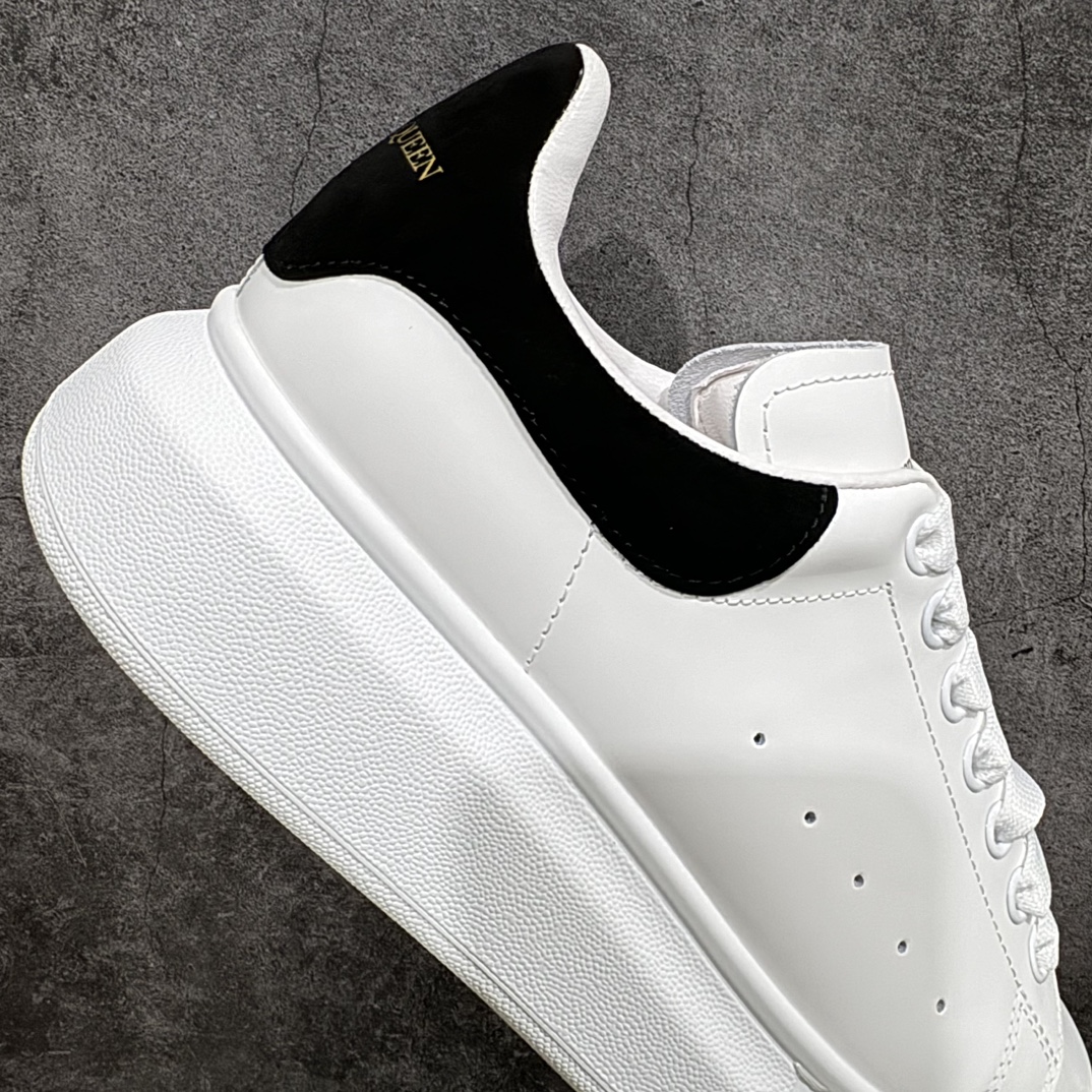 图片[7]-【顶级特价版】长期补货，亚历山大 Alexander McQueen 麦昆小白鞋， 现12个配色，以下六色先出，其余六色马上到货 全套专柜包装物及配件(附送快递加固牛皮纸盒) 外盒标嵌入核心防伪芯片装置,秒杀市面文案版本 鞋底支持NFC原码独立扫描 采用丝绸硬质头层小牛皮鞋面材质 内外超软小羊皮贴脚透气及超软PU脚感乳胶物料鞋 外置原抽真空高密度增高底 白色光滑牛皮革系带运动鞋，圆头设计，鞋跟点缀黑色绒面革细节。搭配宽扁鞋带，鞋舌和后帮饰有 Alexander McQueen 品牌标志。阔型橡胶鞋底。运动鞋另配一副白色鞋带材料 100% 小牛皮 所有细节与原版一致 尺码：35 36 37 38 39 40 41 42 43 44 45-选品中心