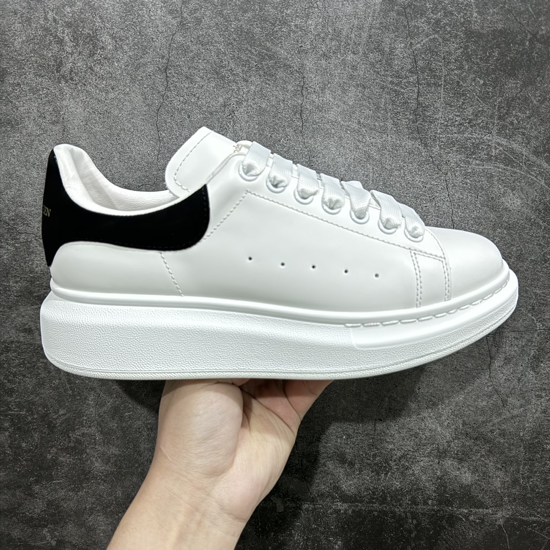 【顶级特价版】长期补货,亚历山大 Alexander McQueen 麦昆小白鞋, 现12个配色,以下六色先出,其余六色马上到货 全套专柜包装物及配件(附送快递加固牛皮纸盒) 外盒标嵌入核心防伪芯片装置,秒杀市面文案版本 鞋底支持NFC原码独立扫描 采用丝绸硬质头层小牛皮鞋面材质 内外超软小羊皮贴脚透气及超软PU脚感乳胶物料鞋 外置原抽真空高密度增高底 白色光滑牛皮革系带运动鞋,圆头设计,鞋跟点缀黑色绒面革细节。搭配宽扁鞋带,鞋舌和后帮饰有 Alexander McQueen 品牌标志。阔型橡胶鞋底。运动鞋另配一副白色鞋带材料 100% 小牛皮 所有细节与原版一致 尺码:35 36 37 38 39 40 41 42 43 44 45-选品中心