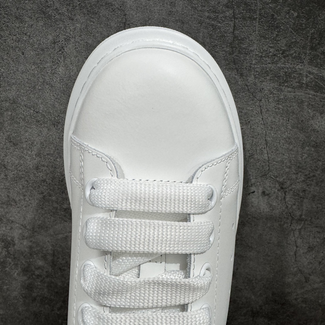 图片[5]-【顶级特价版】长期补货，亚历山大 Alexander McQueen 麦昆小白鞋， 现12个配色，以下六色先出，其余六色马上到货 全套专柜包装物及配件(附送快递加固牛皮纸盒) 外盒标嵌入核心防伪芯片装置,秒杀市面文案版本 鞋底支持NFC原码独立扫描 采用丝绸硬质头层小牛皮鞋面材质 内外超软小羊皮贴脚透气及超软PU脚感乳胶物料鞋 外置原抽真空高密度增高底 白色光滑牛皮革系带运动鞋，圆头设计，鞋跟点缀黑色绒面革细节。搭配宽扁鞋带，鞋舌和后帮饰有 Alexander McQueen 品牌标志。阔型橡胶鞋底。运动鞋另配一副白色鞋带材料 100% 小牛皮 所有细节与原版一致 尺码：35 36 37 38 39 40 41 42 43 44 45-选品中心