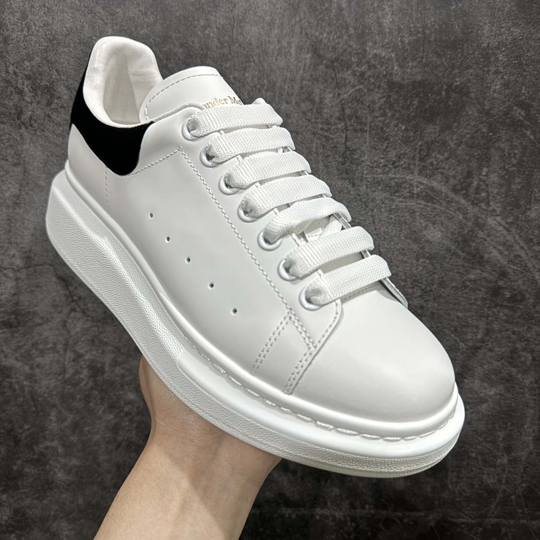 图片[3]-【顶级特价版】长期补货，亚历山大 Alexander McQueen 麦昆小白鞋， 现12个配色，以下六色先出，其余六色马上到货 全套专柜包装物及配件(附送快递加固牛皮纸盒) 外盒标嵌入核心防伪芯片装置,秒杀市面文案版本 鞋底支持NFC原码独立扫描 采用丝绸硬质头层小牛皮鞋面材质 内外超软小羊皮贴脚透气及超软PU脚感乳胶物料鞋 外置原抽真空高密度增高底 白色光滑牛皮革系带运动鞋，圆头设计，鞋跟点缀黑色绒面革细节。搭配宽扁鞋带，鞋舌和后帮饰有 Alexander McQueen 品牌标志。阔型橡胶鞋底。运动鞋另配一副白色鞋带材料 100% 小牛皮 所有细节与原版一致 尺码：35 36 37 38 39 40 41 42 43 44 45-选品中心