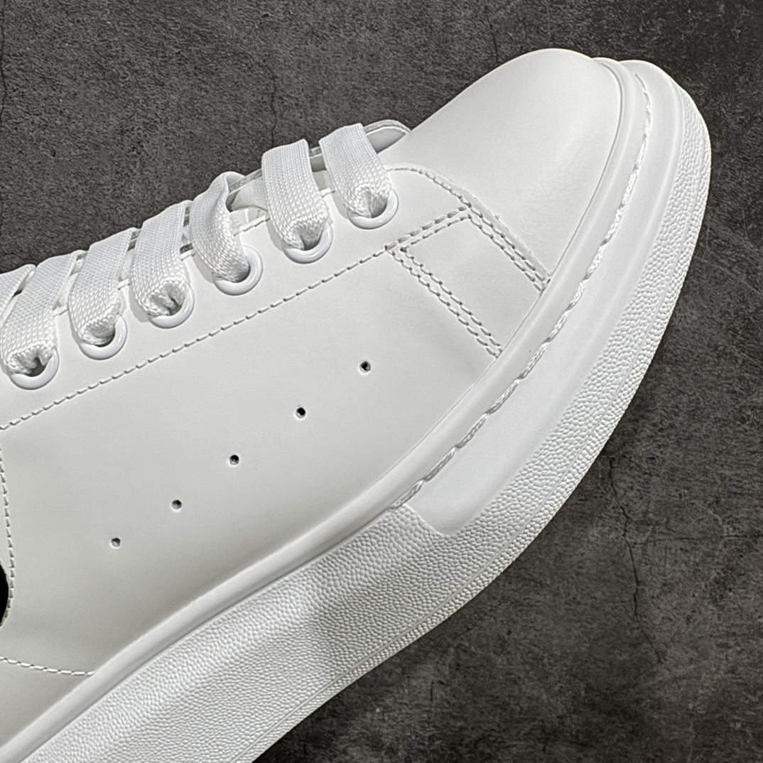 图片[6]-【顶级特价版】长期补货，亚历山大 Alexander McQueen 麦昆小白鞋， 现12个配色，以下六色先出，其余六色马上到货 全套专柜包装物及配件(附送快递加固牛皮纸盒) 外盒标嵌入核心防伪芯片装置,秒杀市面文案版本 鞋底支持NFC原码独立扫描 采用丝绸硬质头层小牛皮鞋面材质 内外超软小羊皮贴脚透气及超软PU脚感乳胶物料鞋 外置原抽真空高密度增高底 白色光滑牛皮革系带运动鞋，圆头设计，鞋跟点缀黑色绒面革细节。搭配宽扁鞋带，鞋舌和后帮饰有 Alexander McQueen 品牌标志。阔型橡胶鞋底。运动鞋另配一副白色鞋带材料 100% 小牛皮 所有细节与原版一致 尺码：35 36 37 38 39 40 41 42 43 44 45-选品中心