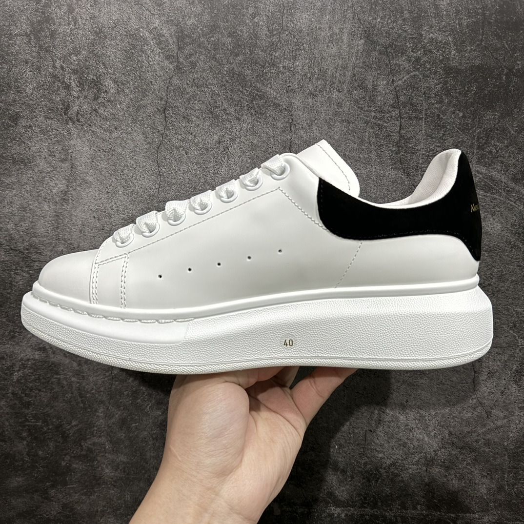 图片[2]-【顶级特价版】长期补货，亚历山大 Alexander McQueen 麦昆小白鞋， 现12个配色，以下六色先出，其余六色马上到货 全套专柜包装物及配件(附送快递加固牛皮纸盒) 外盒标嵌入核心防伪芯片装置,秒杀市面文案版本 鞋底支持NFC原码独立扫描 采用丝绸硬质头层小牛皮鞋面材质 内外超软小羊皮贴脚透气及超软PU脚感乳胶物料鞋 外置原抽真空高密度增高底 白色光滑牛皮革系带运动鞋，圆头设计，鞋跟点缀黑色绒面革细节。搭配宽扁鞋带，鞋舌和后帮饰有 Alexander McQueen 品牌标志。阔型橡胶鞋底。运动鞋另配一副白色鞋带材料 100% 小牛皮 所有细节与原版一致 尺码：35 36 37 38 39 40 41 42 43 44 45-选品中心