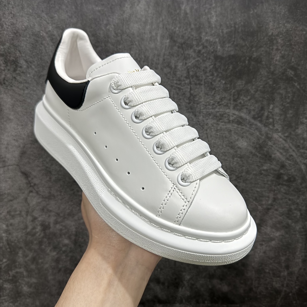 图片[3]-【顶级特价版】长期补货，亚历山大 Alexander McQueen 麦昆小白鞋， 现12个配色，以下六色先出，其余六色马上到货 全套专柜包装物及配件(附送快递加固牛皮纸盒) 外盒标嵌入核心防伪芯片装置,秒杀市面文案版本 鞋底支持NFC原码独立扫描 采用丝绸硬质头层小牛皮鞋面材质 内外超软小羊皮贴脚透气及超软PU脚感乳胶物料鞋 外置原抽真空高密度增高底 白色光滑牛皮革系带运动鞋，圆头设计，鞋跟点缀黑色绒面革细节。搭配宽扁鞋带，鞋舌和后帮饰有 Alexander McQueen 品牌标志。阔型橡胶鞋底。运动鞋另配一副白色鞋带材料 100% 小牛皮 所有细节与原版一致 尺码：35 36 37 38 39 40 41 42 43 44 45-选品中心