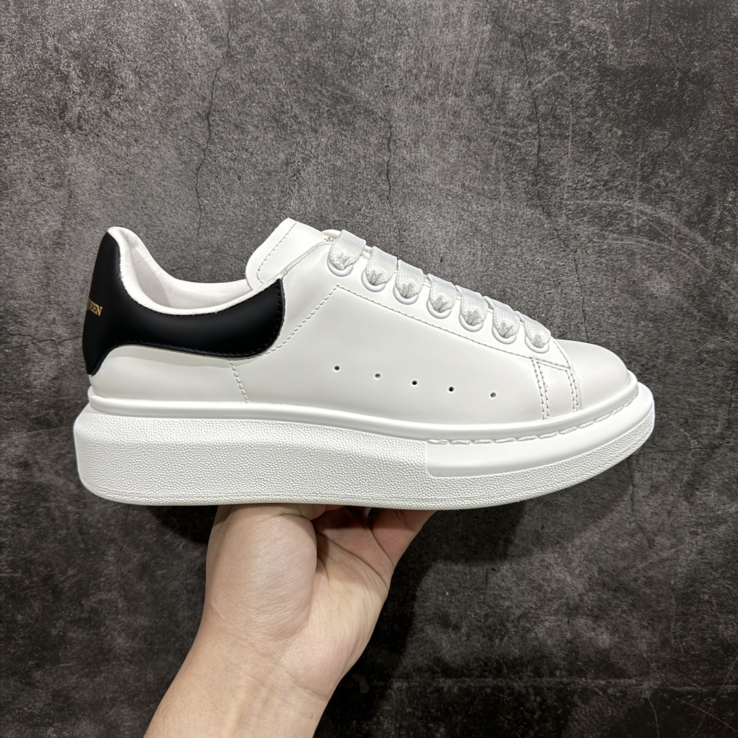 【顶级特价版】长期补货,亚历山大 Alexander McQueen 麦昆小白鞋, 现12个配色,以下六色先出,其余六色马上到货 全套专柜包装物及配件(附送快递加固牛皮纸盒) 外盒标嵌入核心防伪芯片装置,秒杀市面文案版本 鞋底支持NFC原码独立扫描 采用丝绸硬质头层小牛皮鞋面材质 内外超软小羊皮贴脚透气及超软PU脚感乳胶物料鞋 外置原抽真空高密度增高底 白色光滑牛皮革系带运动鞋,圆头设计,鞋跟点缀黑色绒面革细节。搭配宽扁鞋带,鞋舌和后帮饰有 Alexander McQueen 品牌标志。阔型橡胶鞋底。运动鞋另配一副白色鞋带材料 100% 小牛皮 所有细节与原版一致 尺码:35 36 37 38 39 40 41 42 43 44 45-选品中心