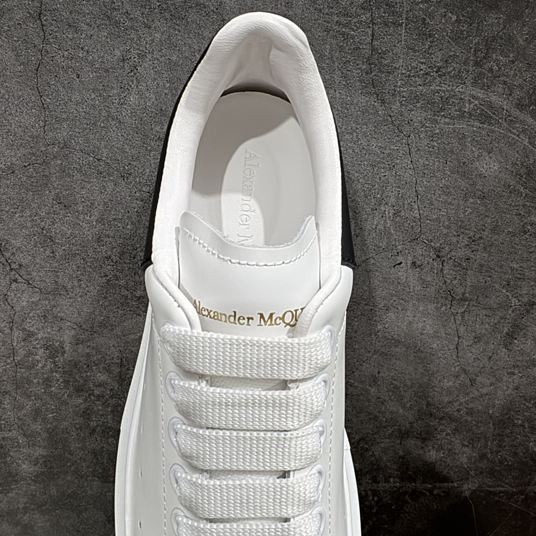 图片[8]-【顶级特价版】长期补货，亚历山大 Alexander McQueen 麦昆小白鞋， 现12个配色，以下六色先出，其余六色马上到货 全套专柜包装物及配件(附送快递加固牛皮纸盒) 外盒标嵌入核心防伪芯片装置,秒杀市面文案版本 鞋底支持NFC原码独立扫描 采用丝绸硬质头层小牛皮鞋面材质 内外超软小羊皮贴脚透气及超软PU脚感乳胶物料鞋 外置原抽真空高密度增高底 白色光滑牛皮革系带运动鞋，圆头设计，鞋跟点缀黑色绒面革细节。搭配宽扁鞋带，鞋舌和后帮饰有 Alexander McQueen 品牌标志。阔型橡胶鞋底。运动鞋另配一副白色鞋带材料 100% 小牛皮 所有细节与原版一致 尺码：35 36 37 38 39 40 41 42 43 44 45-选品中心