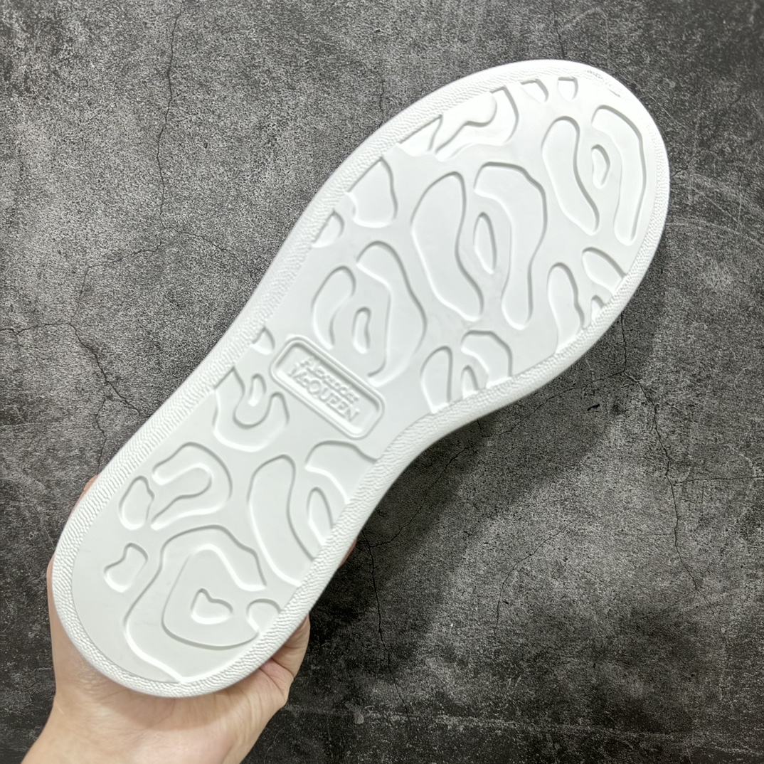 图片[9]-【顶级特价版】长期补货，亚历山大 Alexander McQueen 麦昆小白鞋， 现12个配色，以下六色先出，其余六色马上到货 全套专柜包装物及配件(附送快递加固牛皮纸盒) 外盒标嵌入核心防伪芯片装置,秒杀市面文案版本 鞋底支持NFC原码独立扫描 采用丝绸硬质头层小牛皮鞋面材质 内外超软小羊皮贴脚透气及超软PU脚感乳胶物料鞋 外置原抽真空高密度增高底 白色光滑牛皮革系带运动鞋，圆头设计，鞋跟点缀黑色绒面革细节。搭配宽扁鞋带，鞋舌和后帮饰有 Alexander McQueen 品牌标志。阔型橡胶鞋底。运动鞋另配一副白色鞋带材料 100% 小牛皮 所有细节与原版一致 尺码：35 36 37 38 39 40 41 42 43 44 45-选品中心