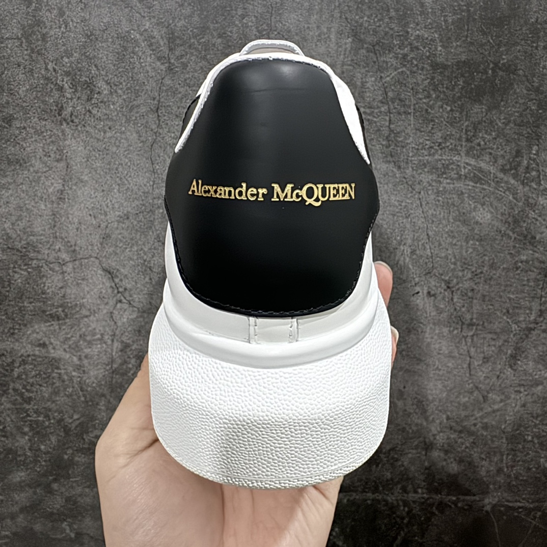 图片[4]-【顶级特价版】长期补货，亚历山大 Alexander McQueen 麦昆小白鞋， 现12个配色，以下六色先出，其余六色马上到货 全套专柜包装物及配件(附送快递加固牛皮纸盒) 外盒标嵌入核心防伪芯片装置,秒杀市面文案版本 鞋底支持NFC原码独立扫描 采用丝绸硬质头层小牛皮鞋面材质 内外超软小羊皮贴脚透气及超软PU脚感乳胶物料鞋 外置原抽真空高密度增高底 白色光滑牛皮革系带运动鞋，圆头设计，鞋跟点缀黑色绒面革细节。搭配宽扁鞋带，鞋舌和后帮饰有 Alexander McQueen 品牌标志。阔型橡胶鞋底。运动鞋另配一副白色鞋带材料 100% 小牛皮 所有细节与原版一致 尺码：35 36 37 38 39 40 41 42 43 44 45-选品中心