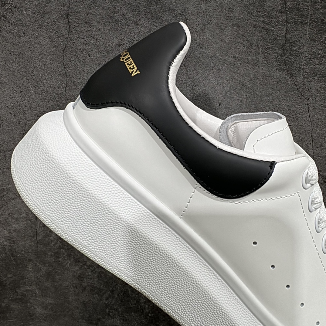 图片[7]-【顶级特价版】长期补货，亚历山大 Alexander McQueen 麦昆小白鞋， 现12个配色，以下六色先出，其余六色马上到货 全套专柜包装物及配件(附送快递加固牛皮纸盒) 外盒标嵌入核心防伪芯片装置,秒杀市面文案版本 鞋底支持NFC原码独立扫描 采用丝绸硬质头层小牛皮鞋面材质 内外超软小羊皮贴脚透气及超软PU脚感乳胶物料鞋 外置原抽真空高密度增高底 白色光滑牛皮革系带运动鞋，圆头设计，鞋跟点缀黑色绒面革细节。搭配宽扁鞋带，鞋舌和后帮饰有 Alexander McQueen 品牌标志。阔型橡胶鞋底。运动鞋另配一副白色鞋带材料 100% 小牛皮 所有细节与原版一致 尺码：35 36 37 38 39 40 41 42 43 44 45-选品中心