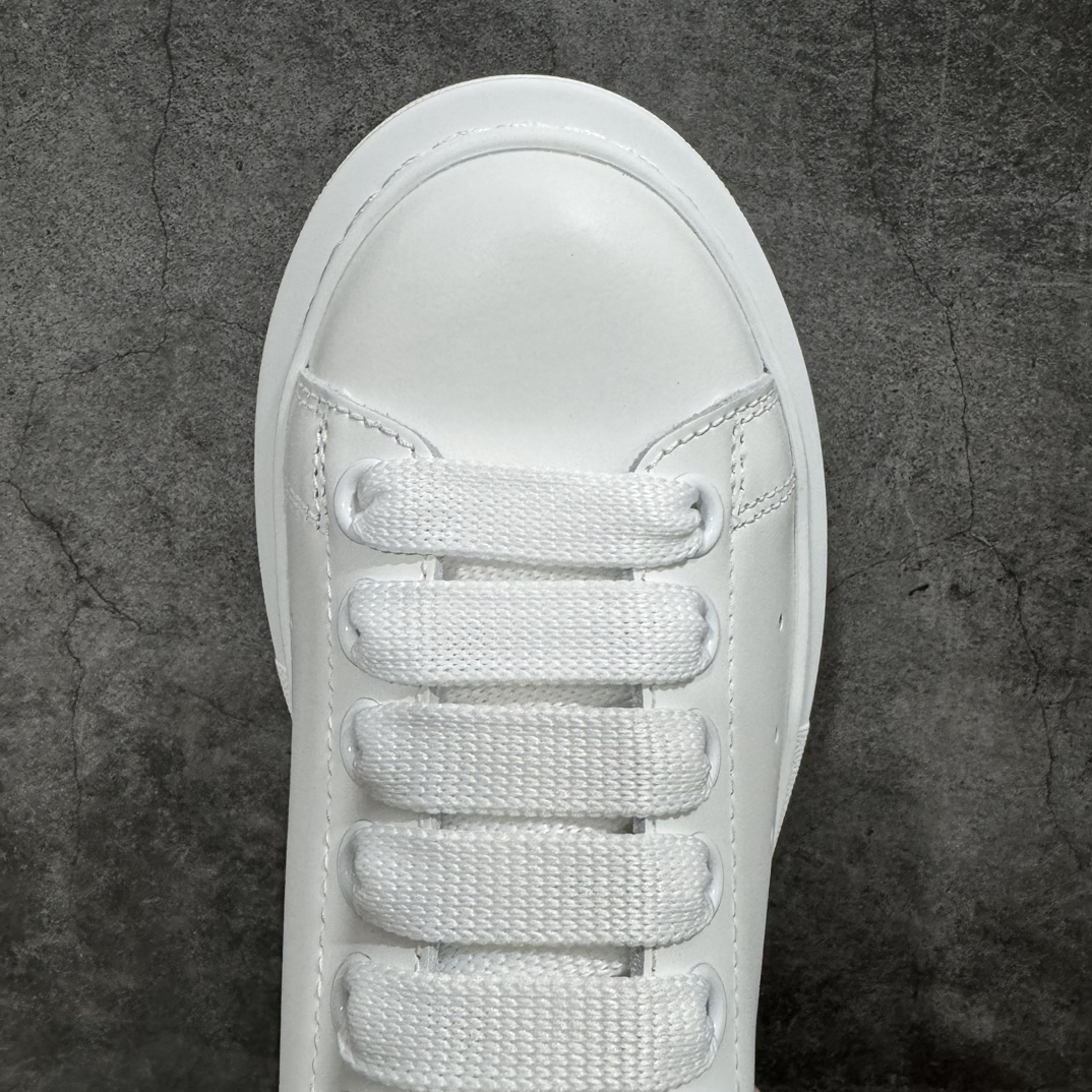 图片[5]-【顶级特价版】长期补货，亚历山大 Alexander McQueen 麦昆小白鞋， 现12个配色，以下六色先出，其余六色马上到货 全套专柜包装物及配件(附送快递加固牛皮纸盒) 外盒标嵌入核心防伪芯片装置,秒杀市面文案版本 鞋底支持NFC原码独立扫描 采用丝绸硬质头层小牛皮鞋面材质 内外超软小羊皮贴脚透气及超软PU脚感乳胶物料鞋 外置原抽真空高密度增高底 白色光滑牛皮革系带运动鞋，圆头设计，鞋跟点缀黑色绒面革细节。搭配宽扁鞋带，鞋舌和后帮饰有 Alexander McQueen 品牌标志。阔型橡胶鞋底。运动鞋另配一副白色鞋带材料 100% 小牛皮 所有细节与原版一致 尺码：35 36 37 38 39 40 41 42 43 44 45-选品中心