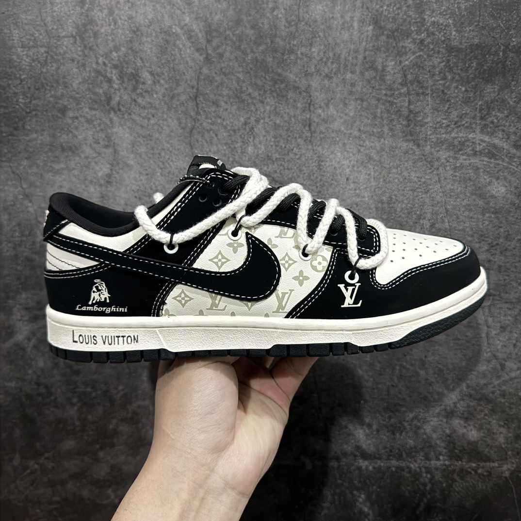 【定制版】LV x NK Dunk Low 黑色兰博基尼 SJ2068-226n以拆线为创作灵感 结合OW拆解鞋带的风格 以DUNK进行设计 并加入了解构风独特的元素 同时给鞋子做了旧vibe风的效果 让整体效果更加潮流 大厂出品 原装头层材料 独家版型蒸餾加工帶來的是更好的视觉和脚感体验 大厂纯原品质出货 清洁度  电绣工艺 皮料切割干净无任何毛边 细节完美！nSIZE：36 36.5 37.5 38 38.5 39 40 40.5 41 42 42.5 43 44 44.5 45 46 编码：HXS240260-鞋库