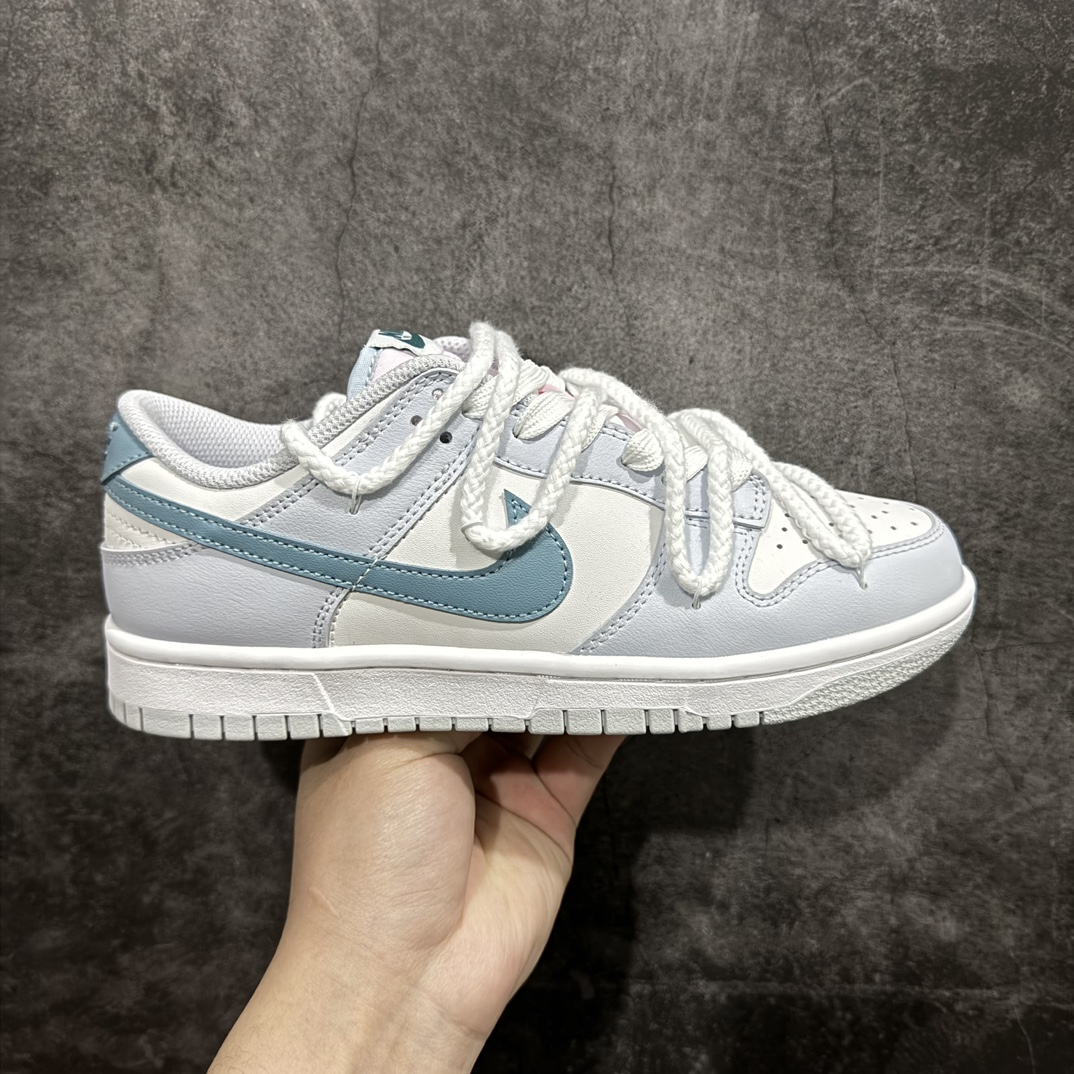 NK Dunk Low 解构奶缇莓莓 灰白蓝 FD1232-002n定制系列天花板 无原鞋不开发 全系列得物原鞋一比一校对开发 配色持续更新中 终端对接 优势输出 全套原厂楦头原纸板数据档案倾力打造 原汁原味莞产 极致还原 圈内最强针车工艺 高端零售指定版 广东原厂配套原盒原标 鞋盒分三个尺码段 原厂冲刀 超高清洁度 全鞋零毛边皮料切割 采用原厂百宏鞋带以及原厂百宏织唛舌标 内标可供原厂几率过验 进口原装条纹中底布 四线拉帮白色点胶 原厂拉帮手法遵循公司 原厂电绣 极致还原SIZE：35.5 36 36.5 37.5 38 38.5 39 40 40.5 41 42 42.5 43 44 44.5 45 46 47.5 编码：DS280310-鞋库