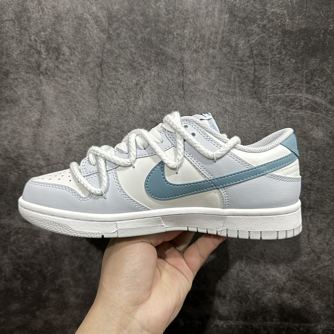 图片[2]-NK Dunk Low 解构奶缇莓莓 灰白蓝 FD1232-002n定制系列天花板 无原鞋不开发 全系列得物原鞋一比一校对开发 配色持续更新中 终端对接 优势输出 全套原厂楦头原纸板数据档案倾力打造 原汁原味莞产 极致还原 圈内最强针车工艺 高端零售指定版 广东原厂配套原盒原标 鞋盒分三个尺码段 原厂冲刀 超高清洁度 全鞋零毛边皮料切割 采用原厂百宏鞋带以及原厂百宏织唛舌标 内标可供原厂几率过验 进口原装条纹中底布 四线拉帮白色点胶 原厂拉帮手法遵循公司 原厂电绣 极致还原SIZE：35.5 36 36.5 37.5 38 38.5 39 40 40.5 41 42 42.5 43 44 44.5 45 46 47.5 编码：DS280310-鞋库