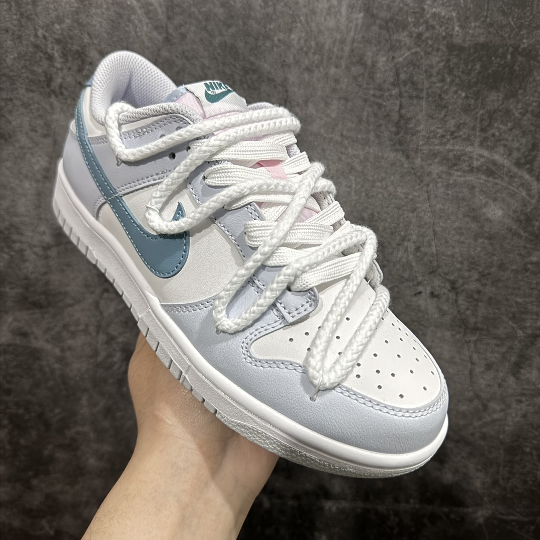 图片[3]-NK Dunk Low 解构奶缇莓莓 灰白蓝 FD1232-002n定制系列天花板 无原鞋不开发 全系列得物原鞋一比一校对开发 配色持续更新中 终端对接 优势输出 全套原厂楦头原纸板数据档案倾力打造 原汁原味莞产 极致还原 圈内最强针车工艺 高端零售指定版 广东原厂配套原盒原标 鞋盒分三个尺码段 原厂冲刀 超高清洁度 全鞋零毛边皮料切割 采用原厂百宏鞋带以及原厂百宏织唛舌标 内标可供原厂几率过验 进口原装条纹中底布 四线拉帮白色点胶 原厂拉帮手法遵循公司 原厂电绣 极致还原SIZE：35.5 36 36.5 37.5 38 38.5 39 40 40.5 41 42 42.5 43 44 44.5 45 46 47.5 编码：DS280310-鞋库