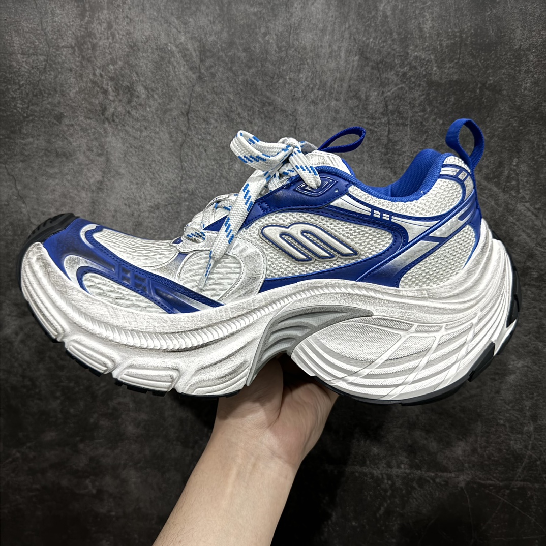 图片[2]-【XA纯原】BALENCIAGA 10XL Sneakers巴黎世家网布系带低帮走秀复古老爹鞋全套原纸板楦头开发 最原汁原味的灵魂版型 全鞋荧光划线卡点 胶水把控整洁度追求极致完美 每一双都是工艺品 多重QC质检 超越公司货的品控标准 实实在在的免检产品 原盒原配 正确字体电绣 粗细、位置、大小正确 侧边TPU 透气孔匹配意产原版 正确分离大底 TPU软底 原版一致大底LOGO 立体感十足 原厂皮料水洗做旧 采购原厂网纱 不含皮革 网布材料和聚氨酯 磨损效果 展现品牌对于新潮事物的热情 这款鞋子拥有巨大尺寸和醒目设计 符合当下”老爹鞋”的趋势 鞋子采用银灰配色 营造出低调而不失华丽的效果 10XL的尺码使它成为市场中最显眼的存在 适合追求个性化的人群 Balenciaga始终站在时尚前沿 此次发布的产品再次体现了他们的创新能力  尺码：35 36 37 38 39 40 41 42 43 44 45 46 编码：DF440460-鞋库