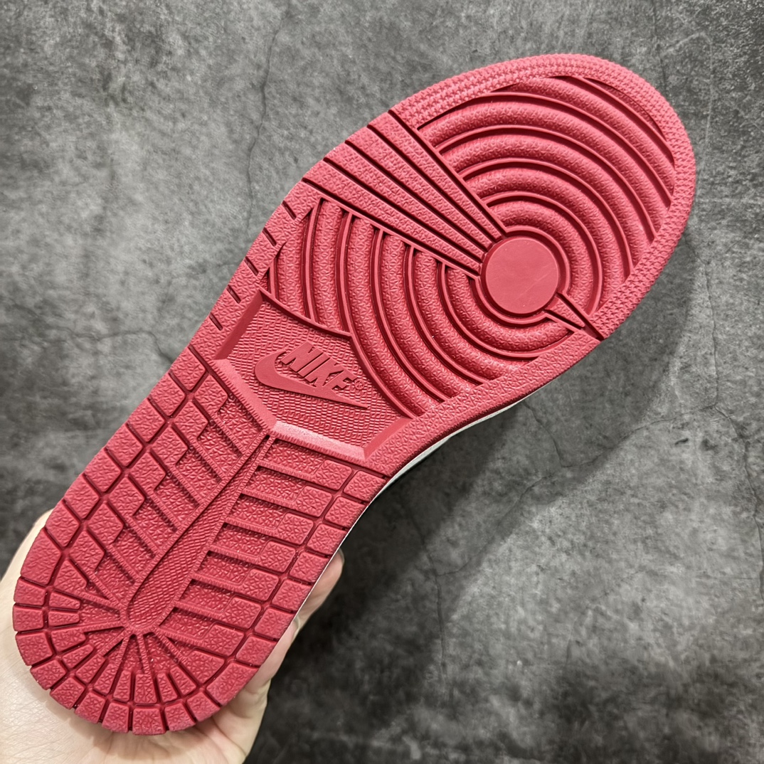 图片[9]-【DG纯原福利】 Air Jordan AJ1 Retro Low OG 白红 705329-101 十年一代莞产技术加持 市场OG低帮天花板 全套原纸板楦头开发 原厂特供皮料加持 确保原汁原味 完美呈现一代版型 一比一鞋头弧度高度鞋身弧度 数据细节工艺流程均保持原鞋一致 后跟弧度收口自然对折 极致一眼正品既视感 原厂皮料 进口玻璃冲刀皮料裁剪零毛边 承诺百分百一致原鞋 全鞋电脑针车工艺 鞋面清洁度最高QC检验标准 控制溢胶 飞翼3D高频深度立体 鞋盒、防尘纸 均采购来自原厂 尺码：40 40.5 41 42 42.5 43 44 44.5 45 46 47.5-选品中心