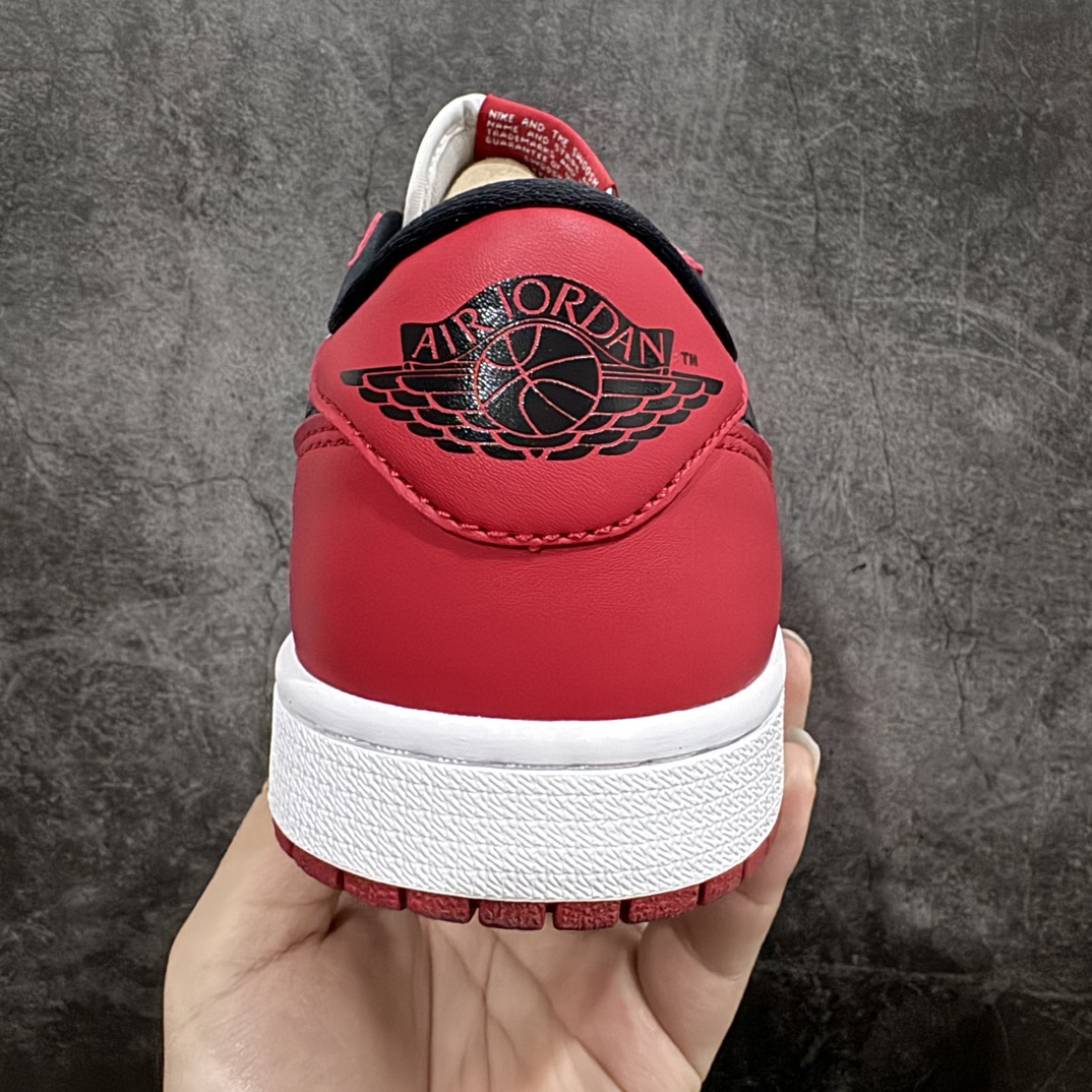 图片[4]-【DG纯原福利】 Air Jordan AJ1 Retro Low OG 白红 705329-101 十年一代莞产技术加持 市场OG低帮天花板 全套原纸板楦头开发 原厂特供皮料加持 确保原汁原味 完美呈现一代版型 一比一鞋头弧度高度鞋身弧度 数据细节工艺流程均保持原鞋一致 后跟弧度收口自然对折 极致一眼正品既视感 原厂皮料 进口玻璃冲刀皮料裁剪零毛边 承诺百分百一致原鞋 全鞋电脑针车工艺 鞋面清洁度最高QC检验标准 控制溢胶 飞翼3D高频深度立体 鞋盒、防尘纸 均采购来自原厂 尺码：40 40.5 41 42 42.5 43 44 44.5 45 46 47.5-选品中心