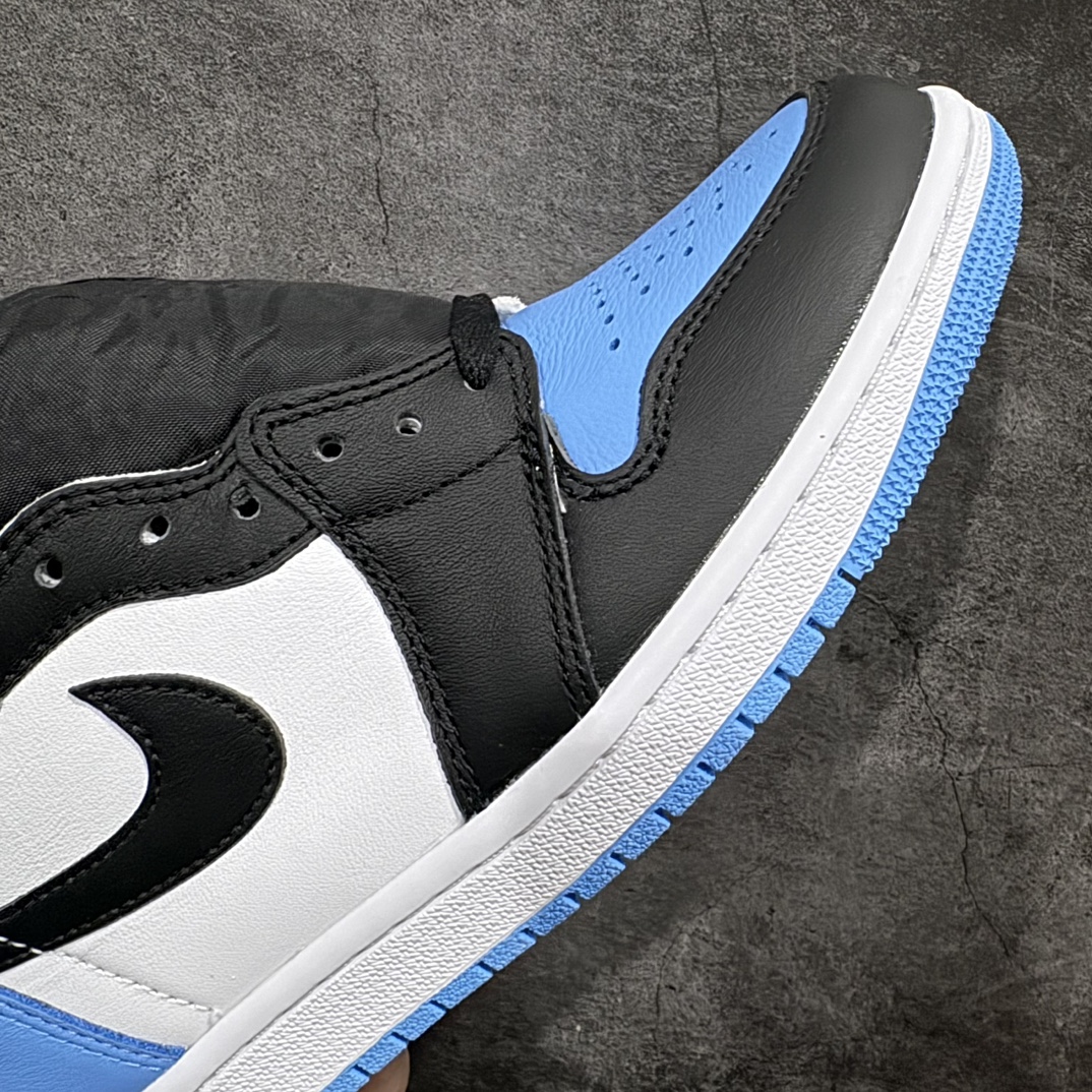图片[6]-【DG纯原福利】Air Jordan AJ1 Retro High北卡蓝黑脚趾DZ5485-400 十年一代莞产技术加持 全套原纸板楦头开发 原厂特供皮料加持 确保原汁原味 完美呈现一代版型 一比一鞋头弧度高度鞋身弧度 数据细节工艺流程均保持原鞋一致 后跟弧度收口自然对折 极致一眼正品既视感 原厂皮料 进口玻璃冲刀皮料裁剪零毛边 承诺百分百一致原鞋 全鞋电脑针车工艺 鞋面清洁度最高QC检验标准 控制溢胶 飞翼3D高频深度立体 鞋盒、防尘纸 均采购来自原厂 尺码：40 42 42.5 43 44 44.5 45 46 47.5 48-选品中心