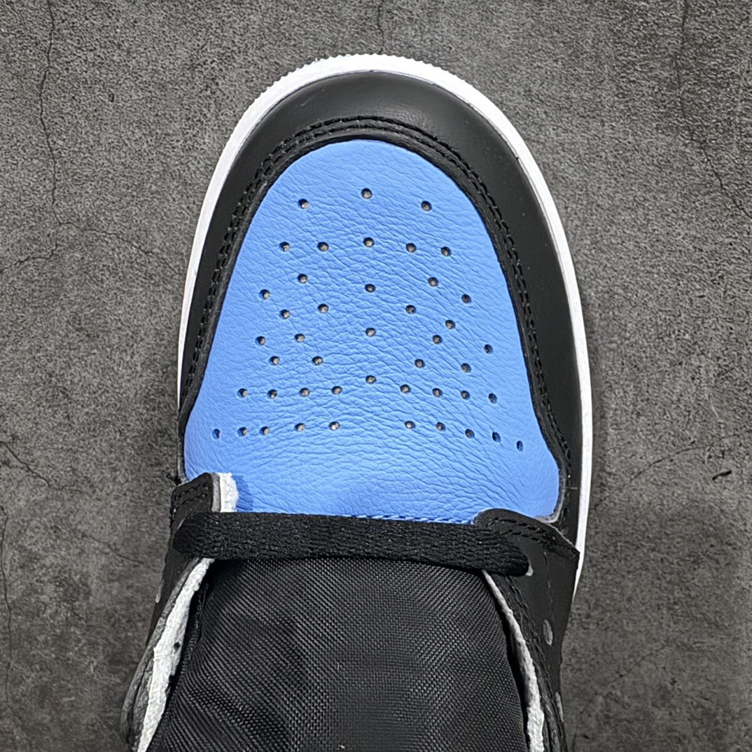 图片[5]-【DG纯原福利】Air Jordan AJ1 Retro High北卡蓝黑脚趾DZ5485-400 十年一代莞产技术加持 全套原纸板楦头开发 原厂特供皮料加持 确保原汁原味 完美呈现一代版型 一比一鞋头弧度高度鞋身弧度 数据细节工艺流程均保持原鞋一致 后跟弧度收口自然对折 极致一眼正品既视感 原厂皮料 进口玻璃冲刀皮料裁剪零毛边 承诺百分百一致原鞋 全鞋电脑针车工艺 鞋面清洁度最高QC检验标准 控制溢胶 飞翼3D高频深度立体 鞋盒、防尘纸 均采购来自原厂 尺码：40 42 42.5 43 44 44.5 45 46 47.5 48-选品中心