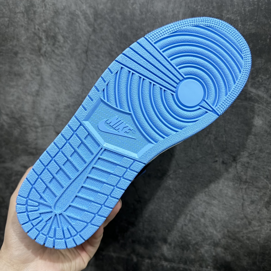 图片[9]-【DG纯原福利】Air Jordan AJ1 Retro High北卡蓝黑脚趾DZ5485-400 十年一代莞产技术加持 全套原纸板楦头开发 原厂特供皮料加持 确保原汁原味 完美呈现一代版型 一比一鞋头弧度高度鞋身弧度 数据细节工艺流程均保持原鞋一致 后跟弧度收口自然对折 极致一眼正品既视感 原厂皮料 进口玻璃冲刀皮料裁剪零毛边 承诺百分百一致原鞋 全鞋电脑针车工艺 鞋面清洁度最高QC检验标准 控制溢胶 飞翼3D高频深度立体 鞋盒、防尘纸 均采购来自原厂 尺码：40 42 42.5 43 44 44.5 45 46 47.5 48-选品中心