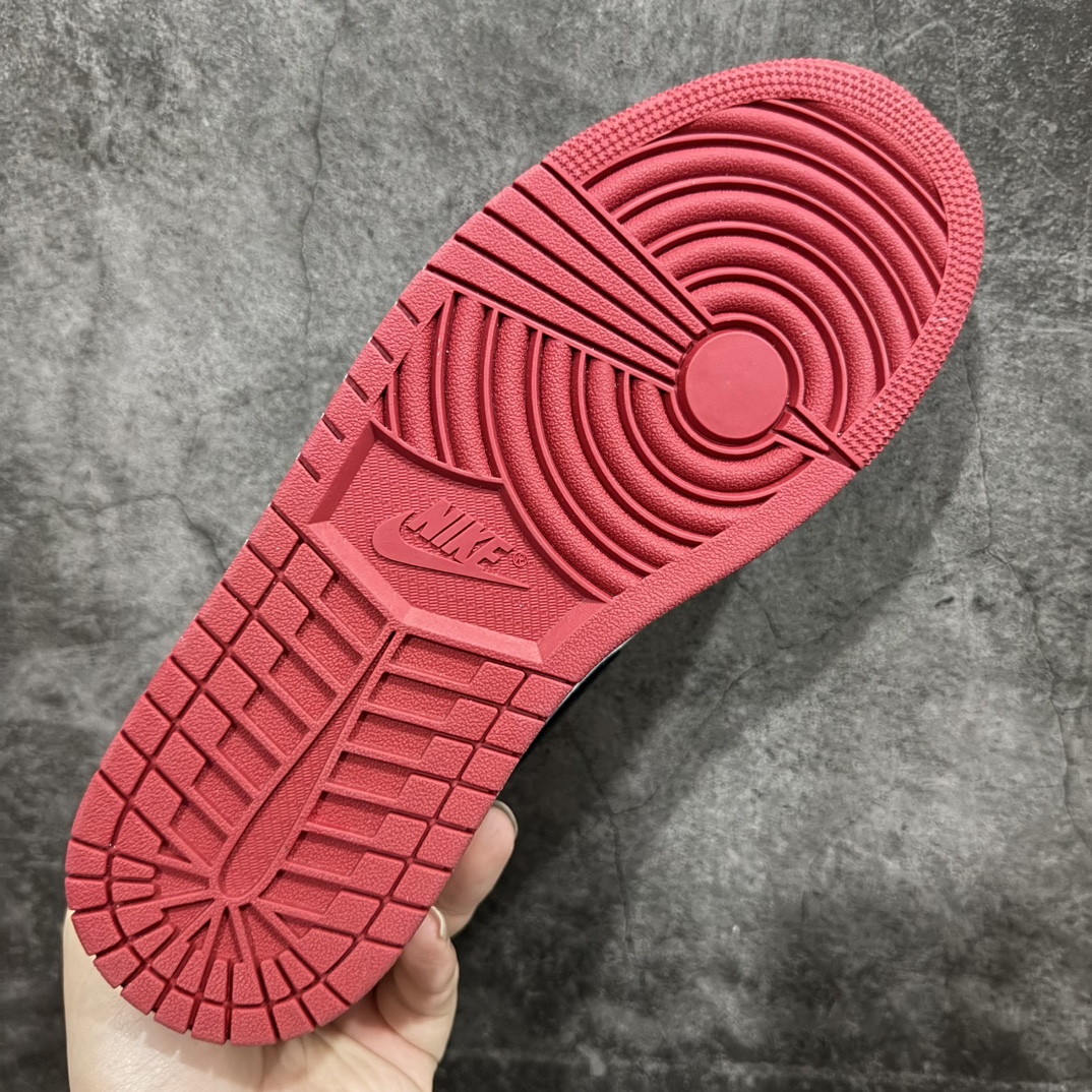 图片[9]-【DG纯原福利】 Air Jordan AJ1 Retro Low OG 白红 705329-101 十年一代莞产技术加持 市场OG低帮天花板 全套原纸板楦头开发 原厂特供皮料加持 确保原汁原味 完美呈现一代版型 一比一鞋头弧度高度鞋身弧度 数据细节工艺流程均保持原鞋一致 后跟弧度收口自然对折 极致一眼正品既视感 原厂皮料 进口玻璃冲刀皮料裁剪零毛边 承诺百分百一致原鞋 全鞋电脑针车工艺 鞋面清洁度最高QC检验标准 控制溢胶 飞翼3D高频深度立体 鞋盒、防尘纸 均采购来自原厂 尺码：40 40.5 41 42 42.5 43 44 44.5 45 46 47.5-选品中心