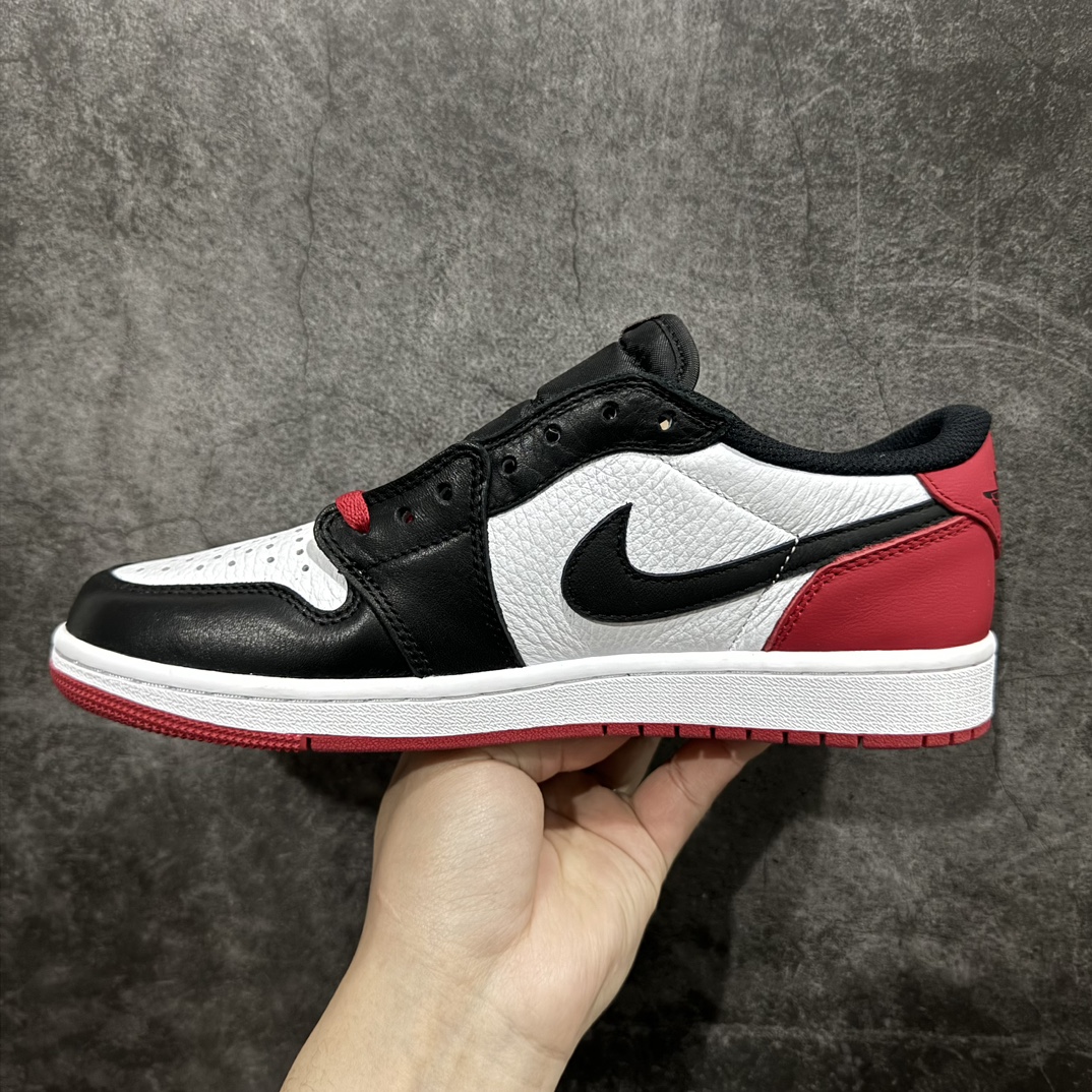 图片[2]-【DG纯原福利】 Air Jordan AJ1 Retro Low OG 白红 705329-101 十年一代莞产技术加持 市场OG低帮天花板 全套原纸板楦头开发 原厂特供皮料加持 确保原汁原味 完美呈现一代版型 一比一鞋头弧度高度鞋身弧度 数据细节工艺流程均保持原鞋一致 后跟弧度收口自然对折 极致一眼正品既视感 原厂皮料 进口玻璃冲刀皮料裁剪零毛边 承诺百分百一致原鞋 全鞋电脑针车工艺 鞋面清洁度最高QC检验标准 控制溢胶 飞翼3D高频深度立体 鞋盒、防尘纸 均采购来自原厂 尺码：40 40.5 41 42 42.5 43 44 44.5 45 46 47.5-选品中心