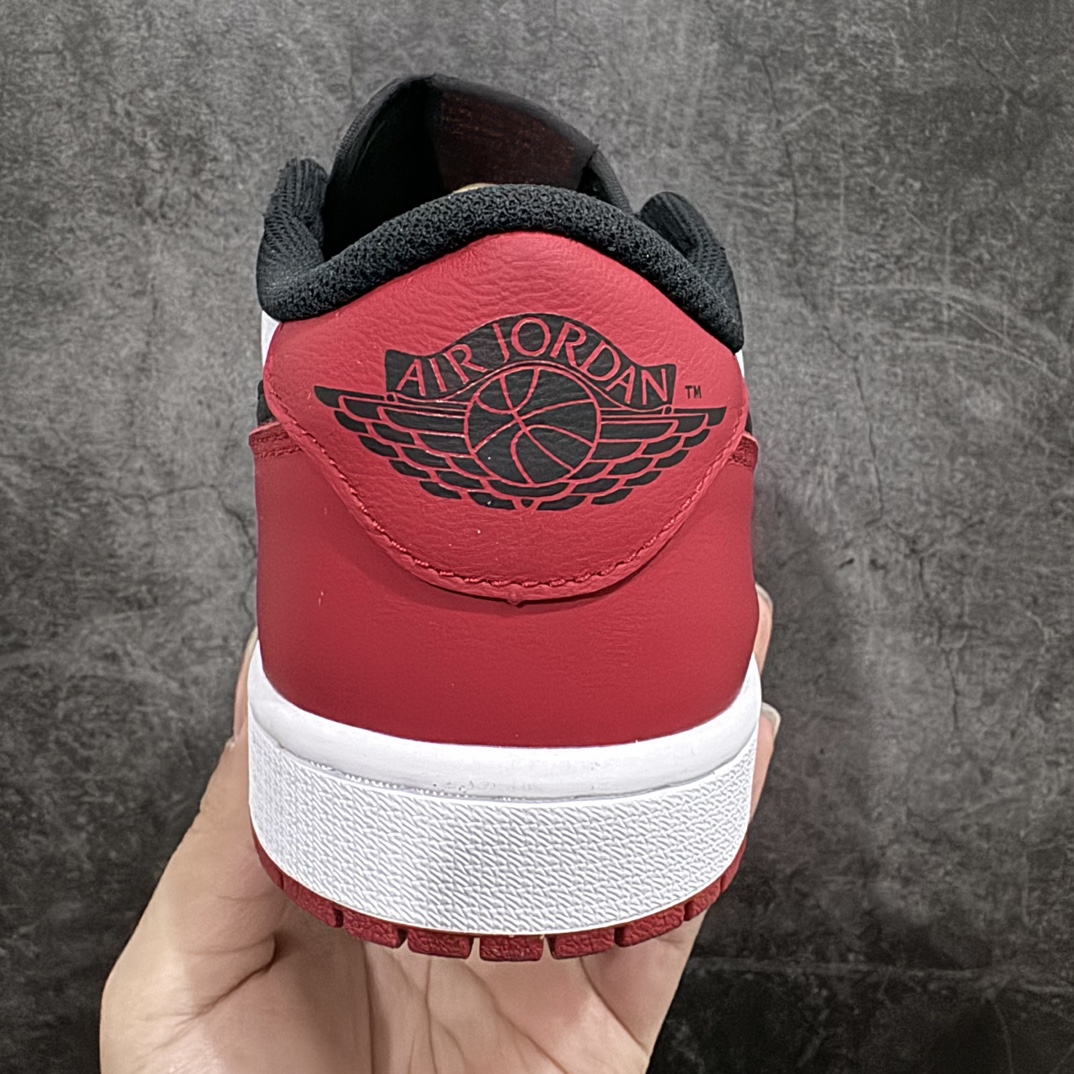 图片[4]-【DG纯原福利】 Air Jordan AJ1 Retro Low OG 白红 705329-101 十年一代莞产技术加持 市场OG低帮天花板 全套原纸板楦头开发 原厂特供皮料加持 确保原汁原味 完美呈现一代版型 一比一鞋头弧度高度鞋身弧度 数据细节工艺流程均保持原鞋一致 后跟弧度收口自然对折 极致一眼正品既视感 原厂皮料 进口玻璃冲刀皮料裁剪零毛边 承诺百分百一致原鞋 全鞋电脑针车工艺 鞋面清洁度最高QC检验标准 控制溢胶 飞翼3D高频深度立体 鞋盒、防尘纸 均采购来自原厂 尺码：40 40.5 41 42 42.5 43 44 44.5 45 46 47.5-选品中心