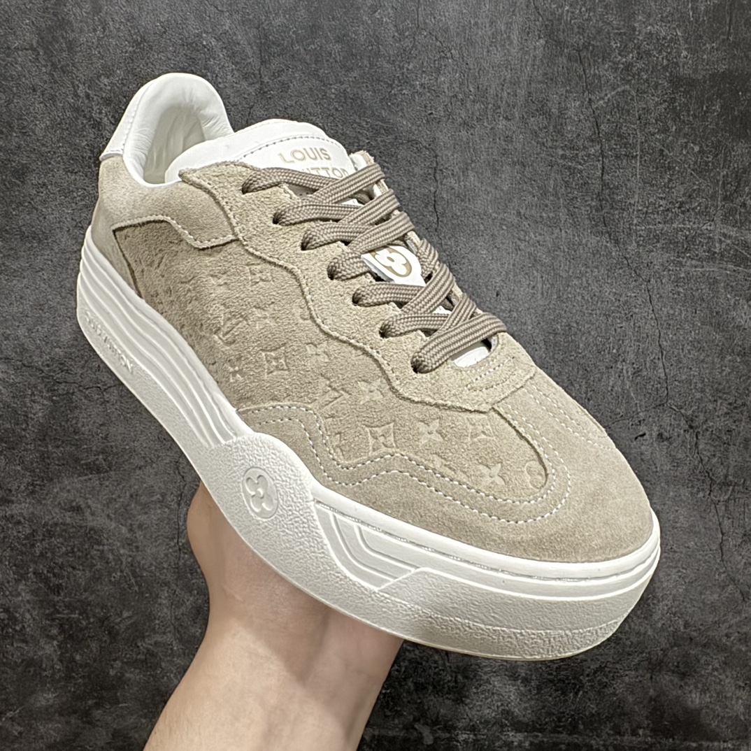 图片[3]-【广东纯原版本】2024ss 春夏新品 路易威登Louis Vuitton Groovy Platform Low Sneaker 时髦增高系列低帮松糕厚底百搭德训风休闲小白运动鞋“麂皮卡其灰压纹LV老花 尺码：35-41nn女鞋广东原产n配置抽屉礼品鞋盒及包装说明书n防尘布袋物件(附送快递加固牛皮纸外盒!!)n采用固色牛反绒组合头层皮革饰片鞋面材质n高密度电脑车线工艺小牛真皮内里贴附PU超软脚感乳胶鞋垫n外置隔色TPU厚实高弹橡胶鞋底 编码：KH390420-鞋库