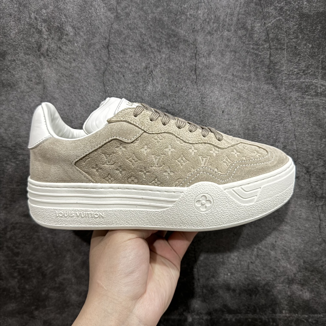 【广东纯原版本】2024ss 春夏新品 路易威登Louis Vuitton Groovy Platform Low Sneaker 时髦增高系列低帮松糕厚底百搭德训风休闲小白运动鞋“麂皮卡其灰压纹LV老花 尺码：35-41nn女鞋广东原产n配置抽屉礼品鞋盒及包装说明书n防尘布袋物件(附送快递加固牛皮纸外盒!!)n采用固色牛反绒组合头层皮革饰片鞋面材质n高密度电脑车线工艺小牛真皮内里贴附PU超软脚感乳胶鞋垫n外置隔色TPU厚实高弹橡胶鞋底 编码：KH390420-鞋库