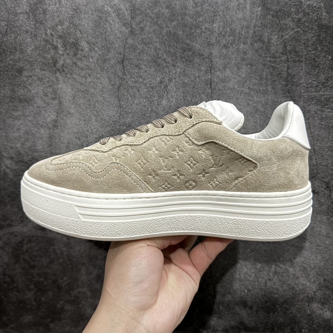 图片[2]-【广东纯原版本】2024ss 春夏新品 路易威登Louis Vuitton Groovy Platform Low Sneaker 时髦增高系列低帮松糕厚底百搭德训风休闲小白运动鞋“麂皮卡其灰压纹LV老花 尺码：35-41nn女鞋广东原产n配置抽屉礼品鞋盒及包装说明书n防尘布袋物件(附送快递加固牛皮纸外盒!!)n采用固色牛反绒组合头层皮革饰片鞋面材质n高密度电脑车线工艺小牛真皮内里贴附PU超软脚感乳胶鞋垫n外置隔色TPU厚实高弹橡胶鞋底 编码：KH390420-鞋库