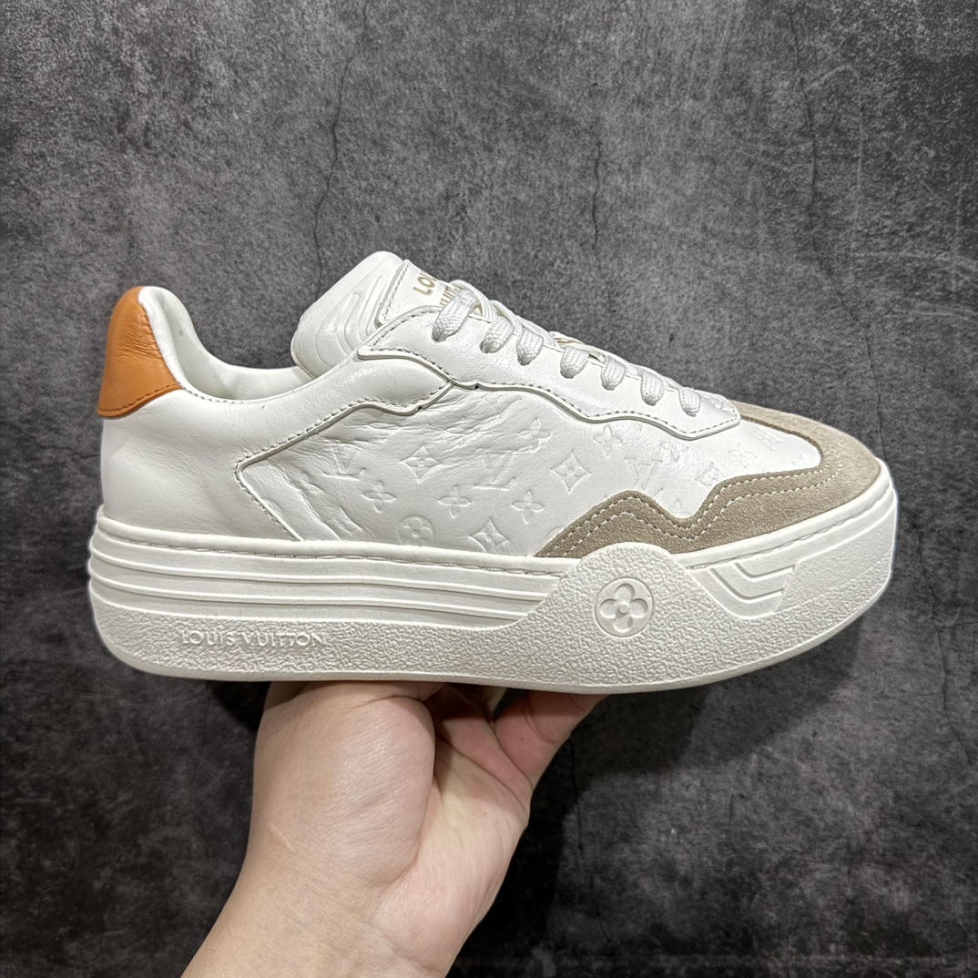 【广东纯原版本】2024ss 春夏新品 路易威登Louis Vuitton Groovy Platform Low Sneaker 时髦增高系列低帮松糕厚底百搭德训风休闲小白运动鞋“皮革白灰橙尾压纹LV老花” 尺码：35-41nn女鞋广东原产n配置抽屉礼品鞋盒及包装说明书n防尘布袋物件(附送快递加固牛皮纸外盒!!)n采用固色牛反绒组合头层皮革饰片鞋面材质n高密度电脑车线工艺小牛真皮内里贴附PU超软脚感乳胶鞋垫n外置隔色TPU厚实高弹橡胶鞋底 编码：KH390420-鞋库