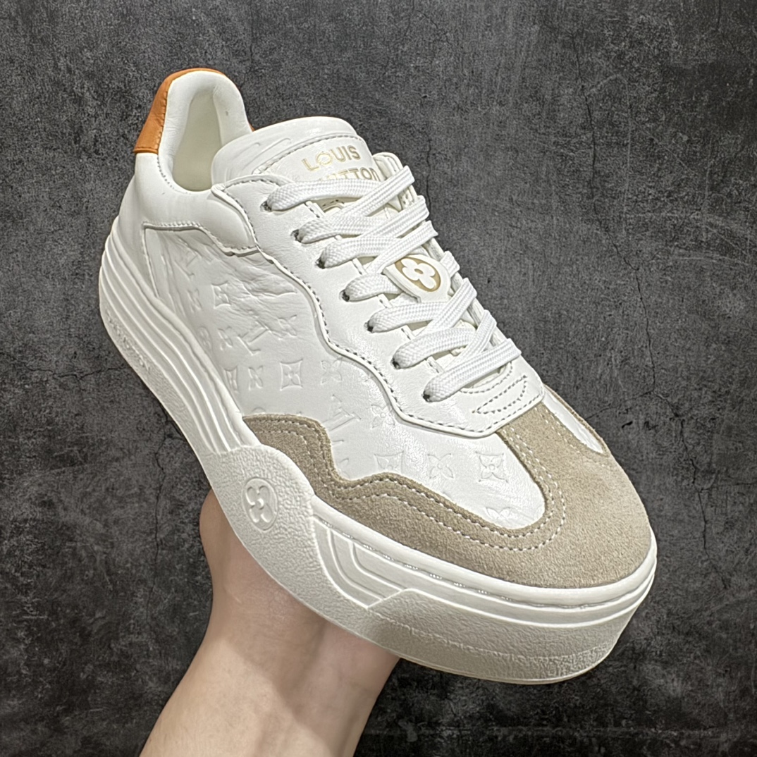 图片[3]-【广东纯原版本】2024ss 春夏新品 路易威登Louis Vuitton Groovy Platform Low Sneaker 时髦增高系列低帮松糕厚底百搭德训风休闲小白运动鞋“皮革白灰橙尾压纹LV老花” 尺码：35-41nn女鞋广东原产n配置抽屉礼品鞋盒及包装说明书n防尘布袋物件(附送快递加固牛皮纸外盒!!)n采用固色牛反绒组合头层皮革饰片鞋面材质n高密度电脑车线工艺小牛真皮内里贴附PU超软脚感乳胶鞋垫n外置隔色TPU厚实高弹橡胶鞋底 编码：KH390420-鞋库