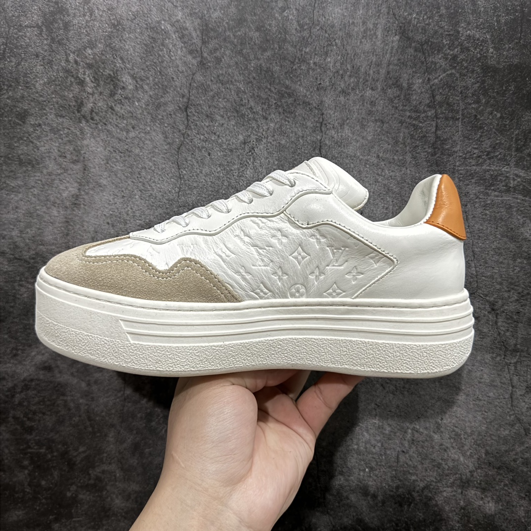 图片[2]-【广东纯原版本】2024ss 春夏新品 路易威登Louis Vuitton Groovy Platform Low Sneaker 时髦增高系列低帮松糕厚底百搭德训风休闲小白运动鞋“皮革白灰橙尾压纹LV老花” 尺码：35-41nn女鞋广东原产n配置抽屉礼品鞋盒及包装说明书n防尘布袋物件(附送快递加固牛皮纸外盒!!)n采用固色牛反绒组合头层皮革饰片鞋面材质n高密度电脑车线工艺小牛真皮内里贴附PU超软脚感乳胶鞋垫n外置隔色TPU厚实高弹橡胶鞋底 编码：KH390420-鞋库