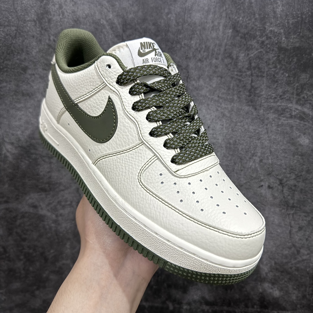 240 Undefeated x Nk Air Force 1'07 Low 空军一号低帮休闲板鞋 UN2395-521