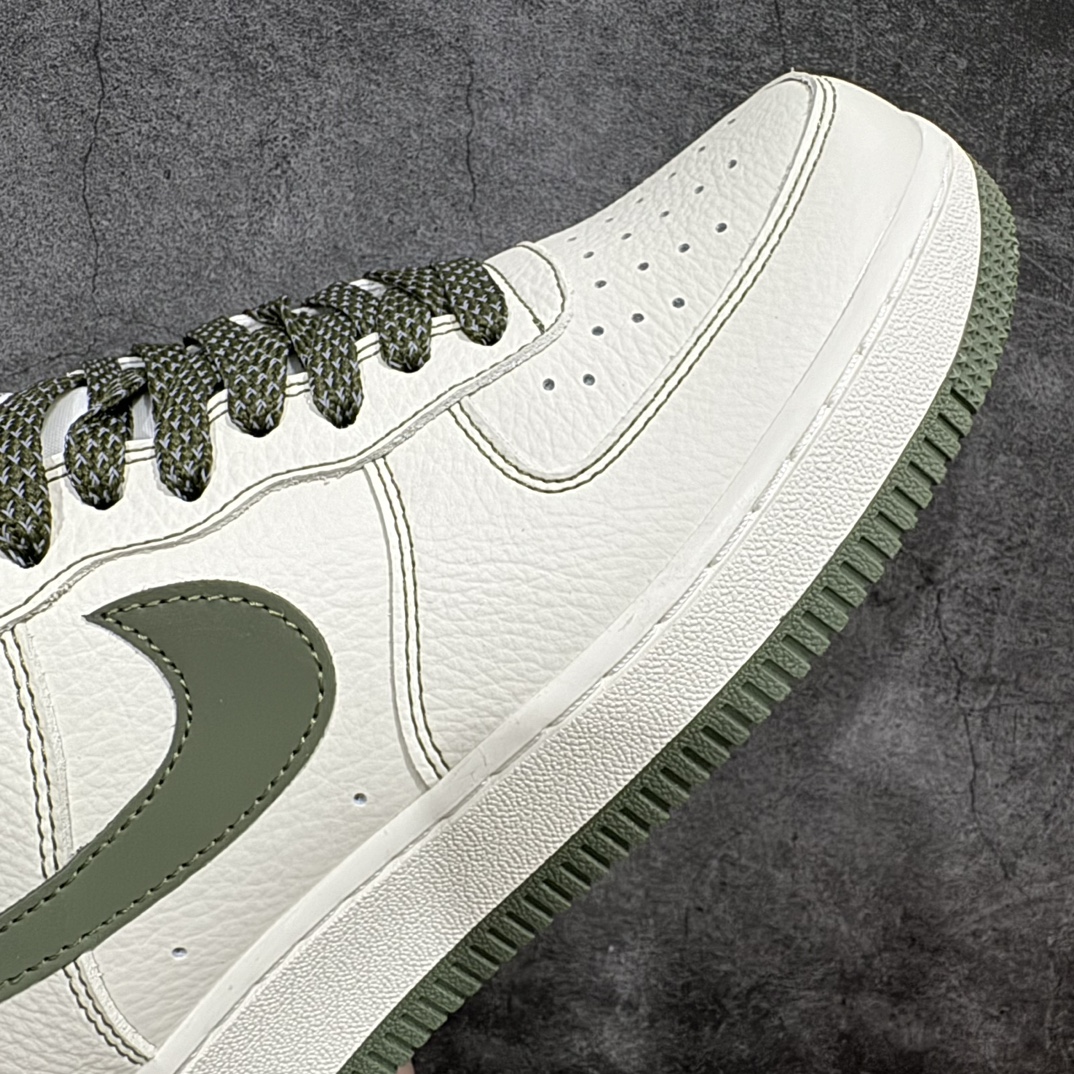 240 Undefeated x Nk Air Force 1'07 Low 空军一号低帮休闲板鞋 UN2395-521