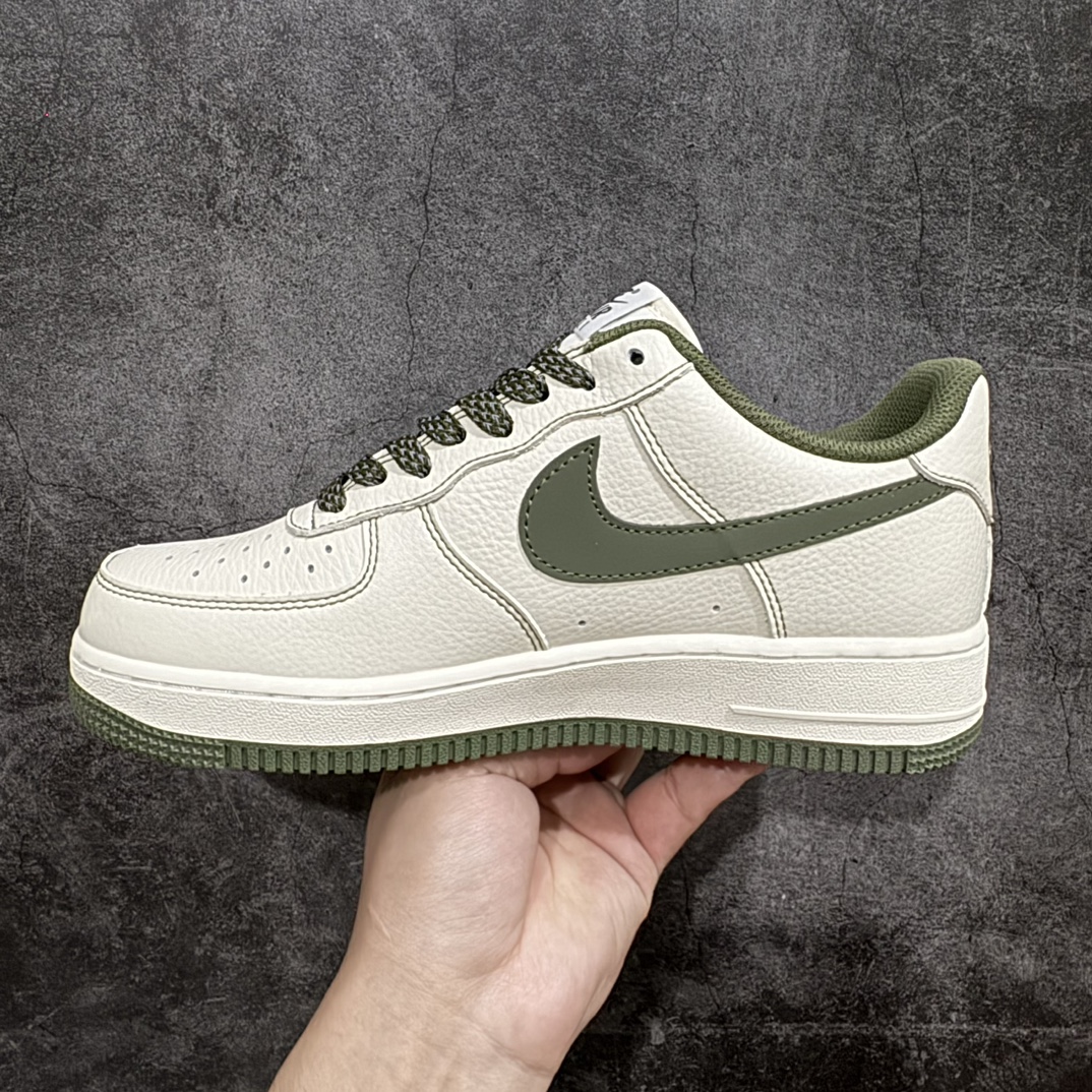 240 Undefeated x Nk Air Force 1'07 Low 空军一号低帮休闲板鞋 UN2395-521