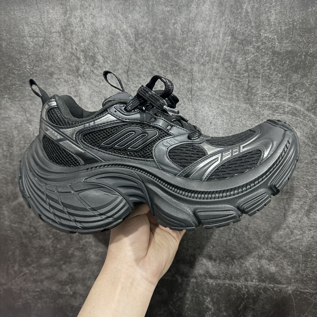 【XA纯原】BALENCIAGA 10XL Sneakers巴黎世家网布系带低帮走秀复古老爹鞋全套原纸板楦头开发 最原汁原味的灵魂版型 全鞋荧光划线卡点 胶水把控整洁度追求极致完美 每一双都是工艺品 多重QC质检 超越公司货的品控标准 实实在在的免检产品 原盒原配 正确字体电绣 粗细、位置、大小正确 侧边TPU 透气孔匹配意产原版 正确分离大底 TPU软底 原版一致大底LOGO 立体感十足 原厂皮料水洗做旧 采购原厂网纱 不含皮革 网布材料和聚氨酯 磨损效果 展现品牌对于新潮事物的热情 这款鞋子拥有巨大尺寸和醒目设计 符合当下”老爹鞋”的趋势 鞋子采用银灰配色 营造出低调而不失华丽的效果 10XL的尺码使它成为市场中最显眼的存在 适合追求个性化的人群 Balenciaga始终站在时尚前沿 此次发布的产品再次体现了他们的创新能力  尺码：35 36 37 38 39 40 41 42 43 44 45 46 编码：DF440460-鞋库