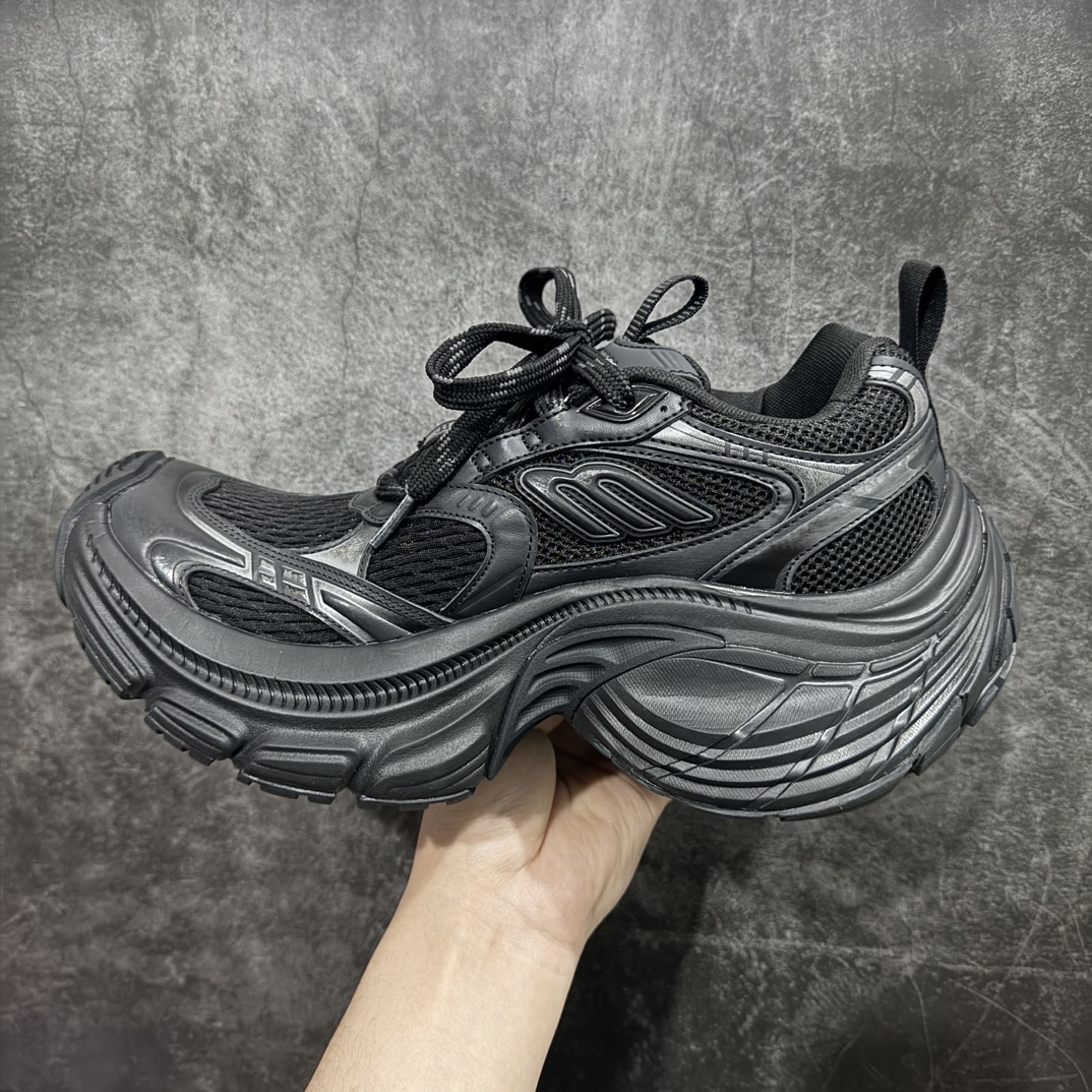 图片[2]-【XA纯原】BALENCIAGA 10XL Sneakers巴黎世家网布系带低帮走秀复古老爹鞋全套原纸板楦头开发 最原汁原味的灵魂版型 全鞋荧光划线卡点 胶水把控整洁度追求极致完美 每一双都是工艺品 多重QC质检 超越公司货的品控标准 实实在在的免检产品 原盒原配 正确字体电绣 粗细、位置、大小正确 侧边TPU 透气孔匹配意产原版 正确分离大底 TPU软底 原版一致大底LOGO 立体感十足 原厂皮料水洗做旧 采购原厂网纱 不含皮革 网布材料和聚氨酯 磨损效果 展现品牌对于新潮事物的热情 这款鞋子拥有巨大尺寸和醒目设计 符合当下”老爹鞋”的趋势 鞋子采用银灰配色 营造出低调而不失华丽的效果 10XL的尺码使它成为市场中最显眼的存在 适合追求个性化的人群 Balenciaga始终站在时尚前沿 此次发布的产品再次体现了他们的创新能力  尺码：35 36 37 38 39 40 41 42 43 44 45 46 编码：DF440460-莆田鞋批发中心