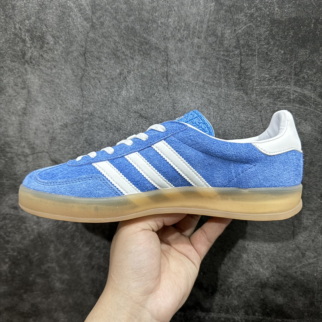 图片[2]-【正确版】 AD Original Gazelle Indoor Trainers 瞪羚室内鞋系列低帮复古百搭休闲运动德训风板鞋 麂皮白蓝生胶底 HQ8717n超级性价比好货 极力推荐n正确原厂定制长毛翻毛皮组合环保纤维革鞋面材质内置环保海玻璃鞋垫 外置RB橡胶大底品品控稳定性领先行业 原厂全套原楦原纸板冲刀磨具开发n原厂港宝加持定型后跟 尺码：35-45 编码：YX200230-莆田鞋批发中心