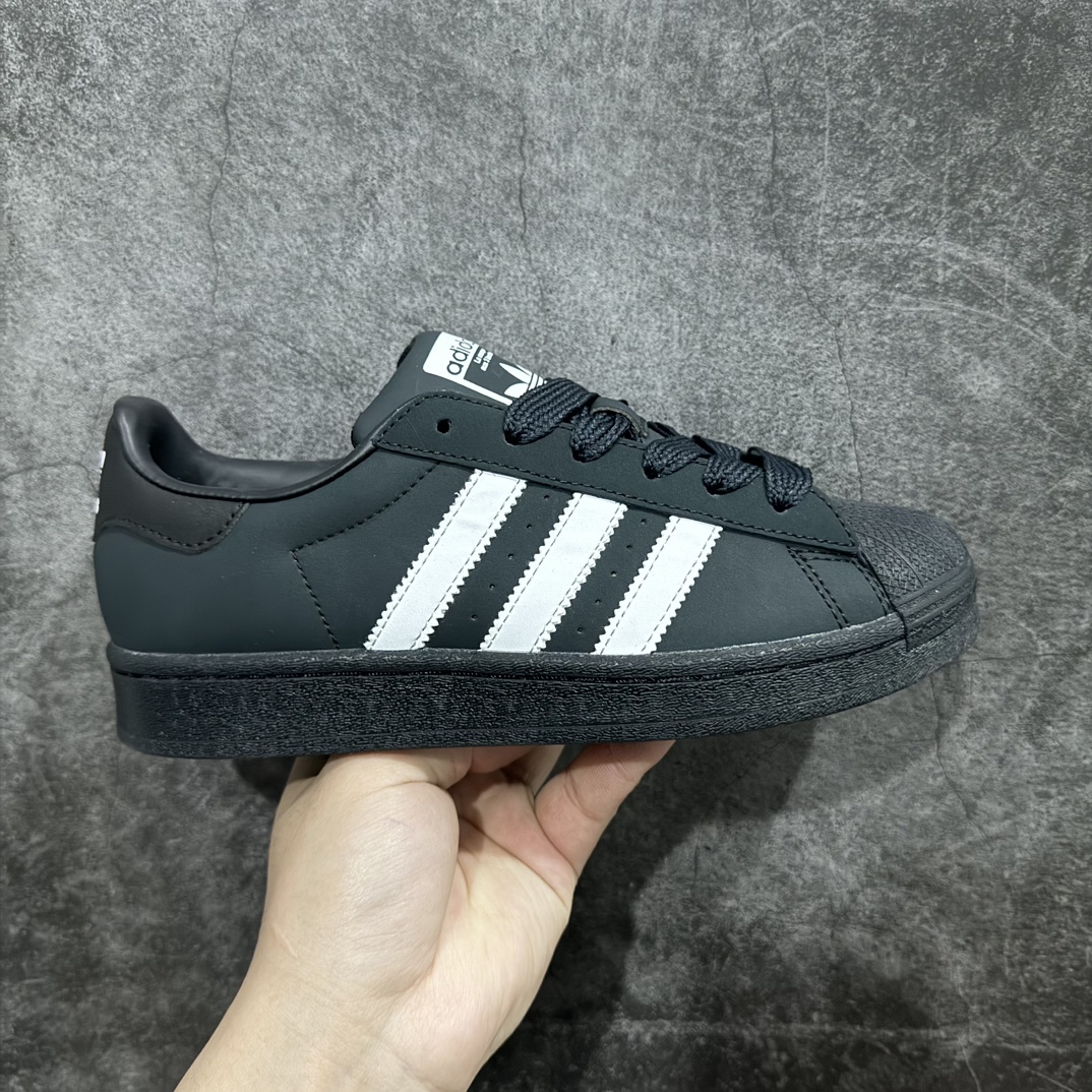 【公司级】adidas originals Superstar OG 防滑 减震 低帮 板鞋 男女同款  黑白色n此款鞋采用近几年比较流行的版型设计，外观时尚大气。鞋底采用耐磨的材质，穿上它，让您感觉到舒适的体验。nn#独家原版原盒 原底原料 开模打造n#原厂织唛鞋标 高精密准度n#原楦原纸板开发 匹配原版98%以上n#后跟垫棉独家呈现 反口里弧度正确n#原厂鞋垫 背胶 后跟电绣针数 与正品一致n#原厂皮料 原厂车缝线 质感无敌#皮料切割干净 无任何毛边 清洁度细节完美 货号：ID0996nSIZE：35 36 36.5 37.5 38 38.5 39 40 40.5 41 42 42.5 43 44 44.5 45 编码：H11200220-鞋库