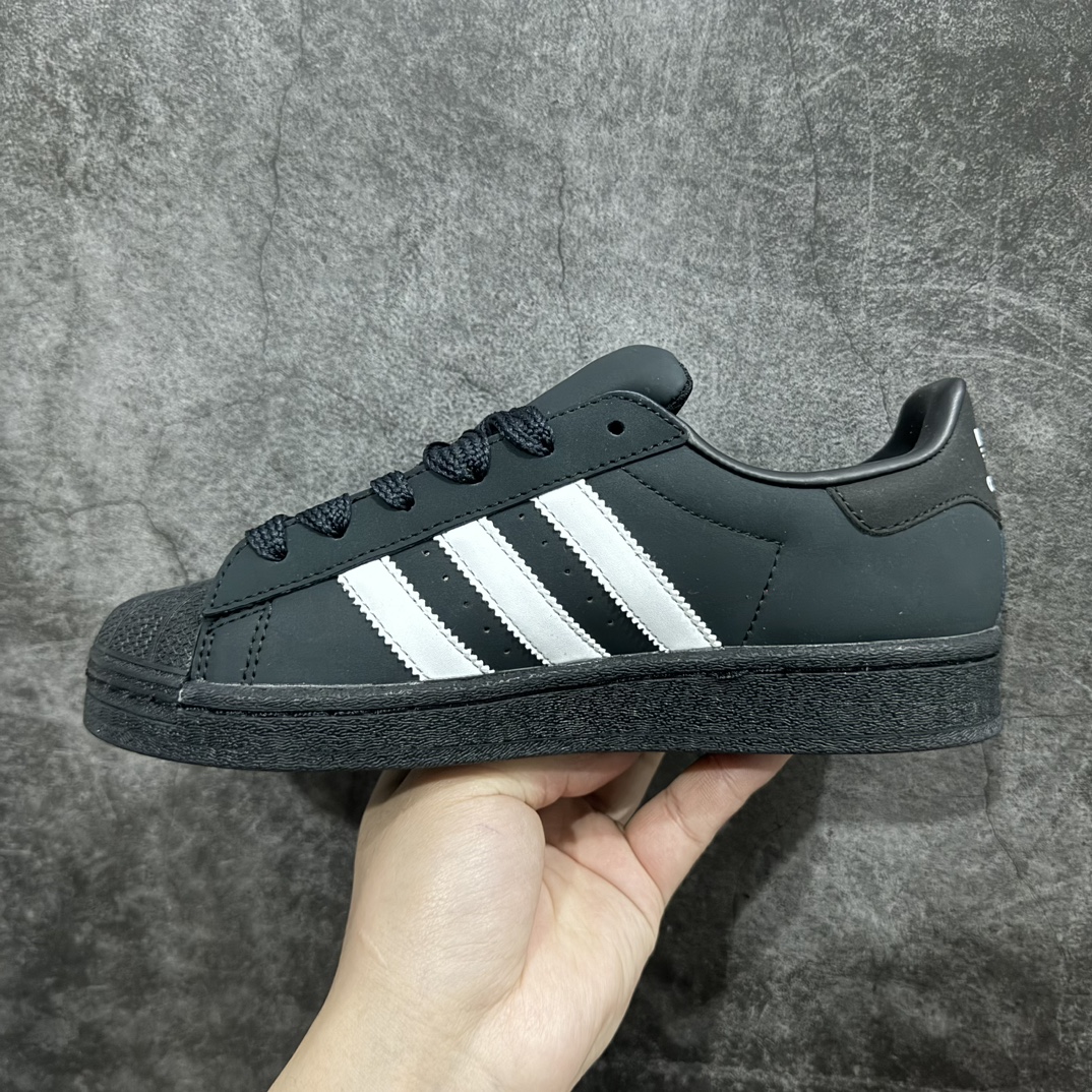 图片[2]-【公司级】adidas originals Superstar OG 防滑 减震 低帮 板鞋 男女同款  黑白色n此款鞋采用近几年比较流行的版型设计，外观时尚大气。鞋底采用耐磨的材质，穿上它，让您感觉到舒适的体验。nn#独家原版原盒 原底原料 开模打造n#原厂织唛鞋标 高精密准度n#原楦原纸板开发 匹配原版98%以上n#后跟垫棉独家呈现 反口里弧度正确n#原厂鞋垫 背胶 后跟电绣针数 与正品一致n#原厂皮料 原厂车缝线 质感无敌#皮料切割干净 无任何毛边 清洁度细节完美 货号：ID0996nSIZE：35 36 36.5 37.5 38 38.5 39 40 40.5 41 42 42.5 43 44 44.5 45 编码：H11200220-鞋库