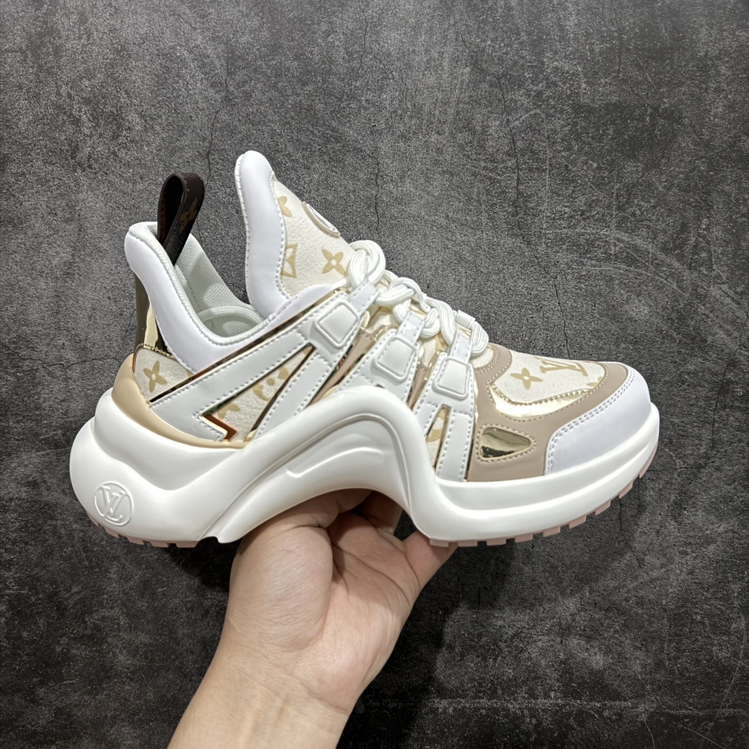 【黄色礼盒代购版本】LV Archlight Sneaker 拱桥系列运动老爹鞋 驴家拱桥老爹鞋充满未来感的运动鞋以弹力十足的拱形外底搭配醒目的大尺寸鞋舌与低帮构造，突显细腻的女鞋风格。”所以，也是因为其拱形鞋底、轻盈设计而得名。n这款有着夸张拱形外底、充满未来感的LV ARCHLIGHT运动鞋，如今算是红遍大江南北！LV老爹鞋是公认最显腿细的美腿神器，巨百搭、轻盈舒适，经典的拱形设计上脚立刻增高5cm，着实圈了不少粉丝。nn▪️面料：透明PVC/多种原版混合面料n▪️内里：进口原版羊皮里n▪️垫脚：原版丝绸牛皮垫n▪️大底：TPU 抽真空防滑底/耐黄底n▪️包装：全套专柜顶级原版包装n▪️鞋码：35-39码 编码：KH500530-鞋库