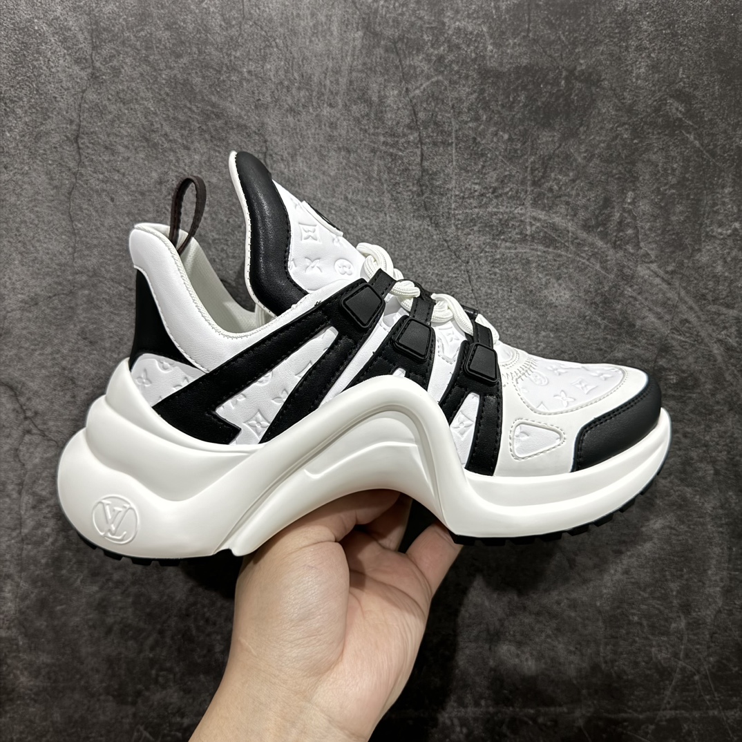 【黄色礼盒代购版本】LV Archlight Sneaker 拱桥系列运动老爹鞋 驴家拱桥老爹鞋充满未来感的运动鞋以弹力十足的拱形外底搭配醒目的大尺寸鞋舌与低帮构造，突显细腻的女鞋风格。”所以，也是因为其拱形鞋底、轻盈设计而得名。n这款有着夸张拱形外底、充满未来感的LV ARCHLIGHT运动鞋，如今算是红遍大江南北！LV老爹鞋是公认最显腿细的美腿神器，巨百搭、轻盈舒适，经典的拱形设计上脚立刻增高5cm，着实圈了不少粉丝。nn▪️面料：透明PVC/多种原版混合面料n▪️内里：进口原版羊皮里n▪️垫脚：原版丝绸牛皮垫n▪️大底：TPU 抽真空防滑底/耐黄底n▪️包装：全套专柜顶级原版包装n▪️鞋码：35-39码 编码：KH500530-鞋库