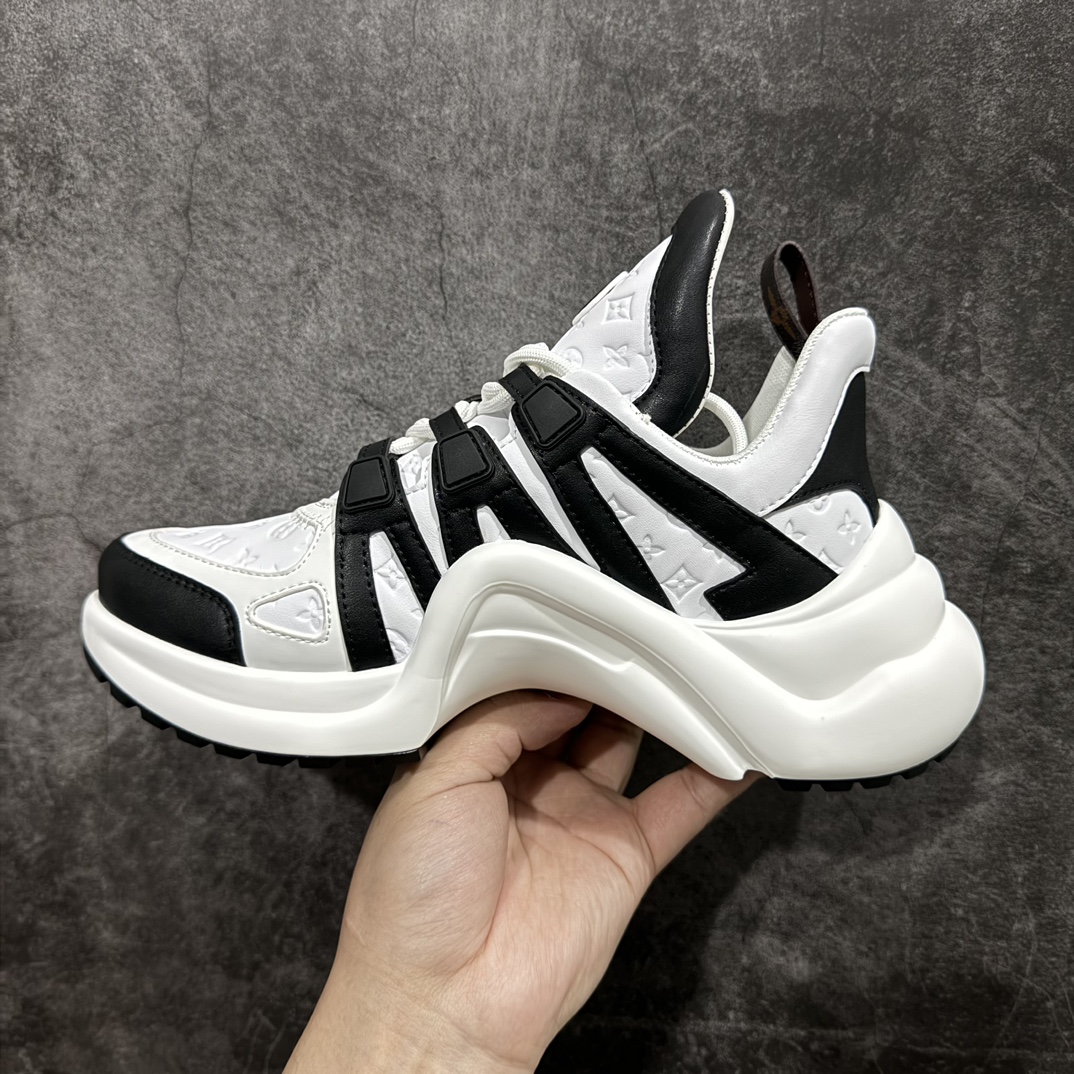 图片[2]-【黄色礼盒代购版本】LV Archlight Sneaker 拱桥系列运动老爹鞋 驴家拱桥老爹鞋充满未来感的运动鞋以弹力十足的拱形外底搭配醒目的大尺寸鞋舌与低帮构造，突显细腻的女鞋风格。”所以，也是因为其拱形鞋底、轻盈设计而得名。n这款有着夸张拱形外底、充满未来感的LV ARCHLIGHT运动鞋，如今算是红遍大江南北！LV老爹鞋是公认最显腿细的美腿神器，巨百搭、轻盈舒适，经典的拱形设计上脚立刻增高5cm，着实圈了不少粉丝。nn▪️面料：透明PVC/多种原版混合面料n▪️内里：进口原版羊皮里n▪️垫脚：原版丝绸牛皮垫n▪️大底：TPU 抽真空防滑底/耐黄底n▪️包装：全套专柜顶级原版包装n▪️鞋码：35-39码 编码：KH500530-鞋库