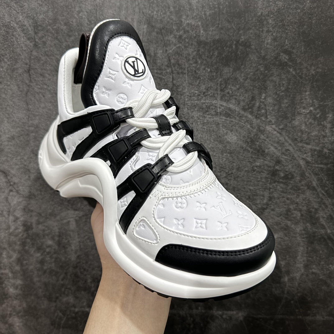 图片[3]-【黄色礼盒代购版本】LV Archlight Sneaker 拱桥系列运动老爹鞋 驴家拱桥老爹鞋充满未来感的运动鞋以弹力十足的拱形外底搭配醒目的大尺寸鞋舌与低帮构造，突显细腻的女鞋风格。”所以，也是因为其拱形鞋底、轻盈设计而得名。n这款有着夸张拱形外底、充满未来感的LV ARCHLIGHT运动鞋，如今算是红遍大江南北！LV老爹鞋是公认最显腿细的美腿神器，巨百搭、轻盈舒适，经典的拱形设计上脚立刻增高5cm，着实圈了不少粉丝。nn▪️面料：透明PVC/多种原版混合面料n▪️内里：进口原版羊皮里n▪️垫脚：原版丝绸牛皮垫n▪️大底：TPU 抽真空防滑底/耐黄底n▪️包装：全套专柜顶级原版包装n▪️鞋码：35-39码 编码：KH500530-鞋库